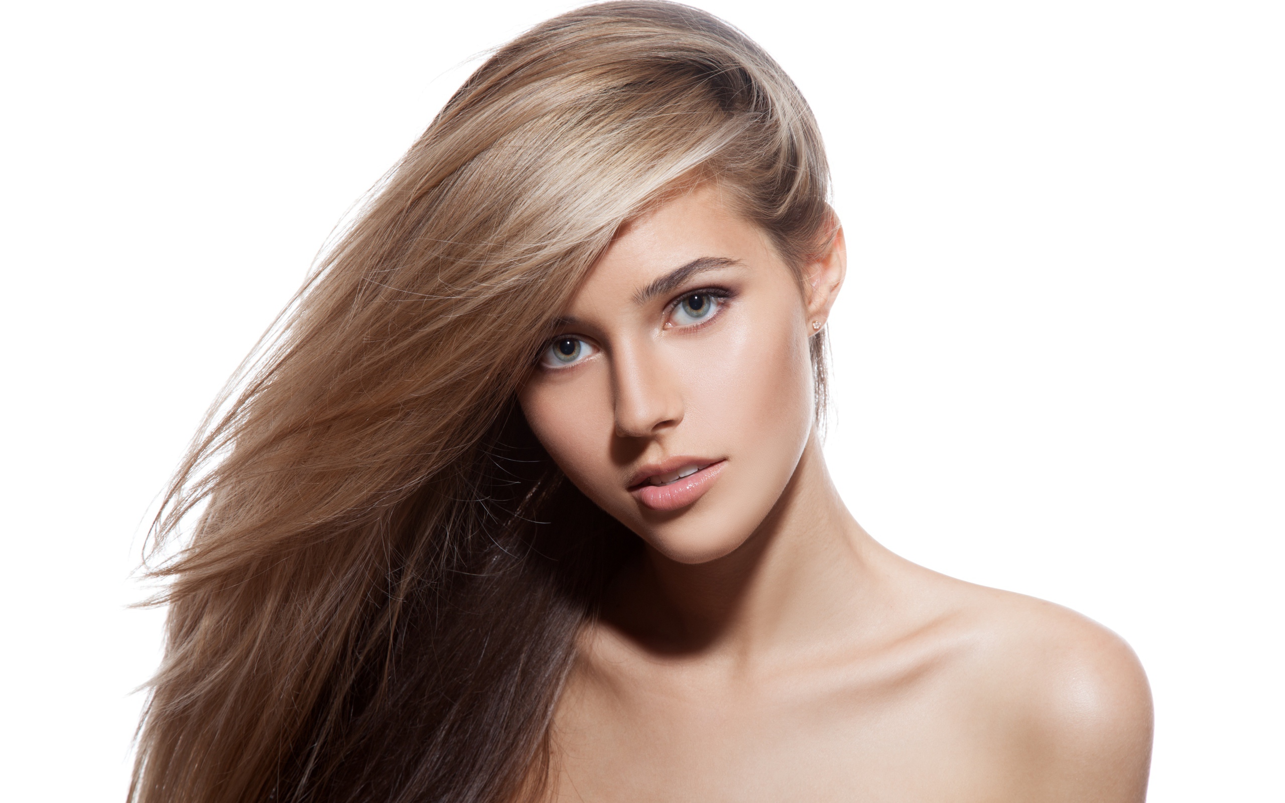 Настоящая молодая девушка блондинка с длинными волосами