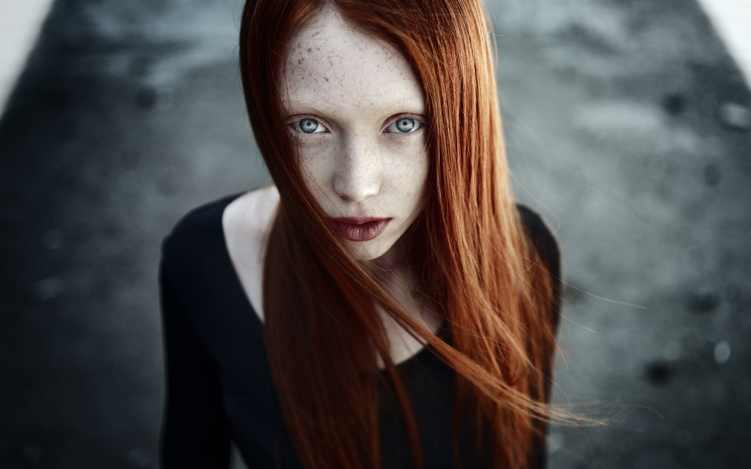 Рыжая длинноволосая девушка с веснушками на лице