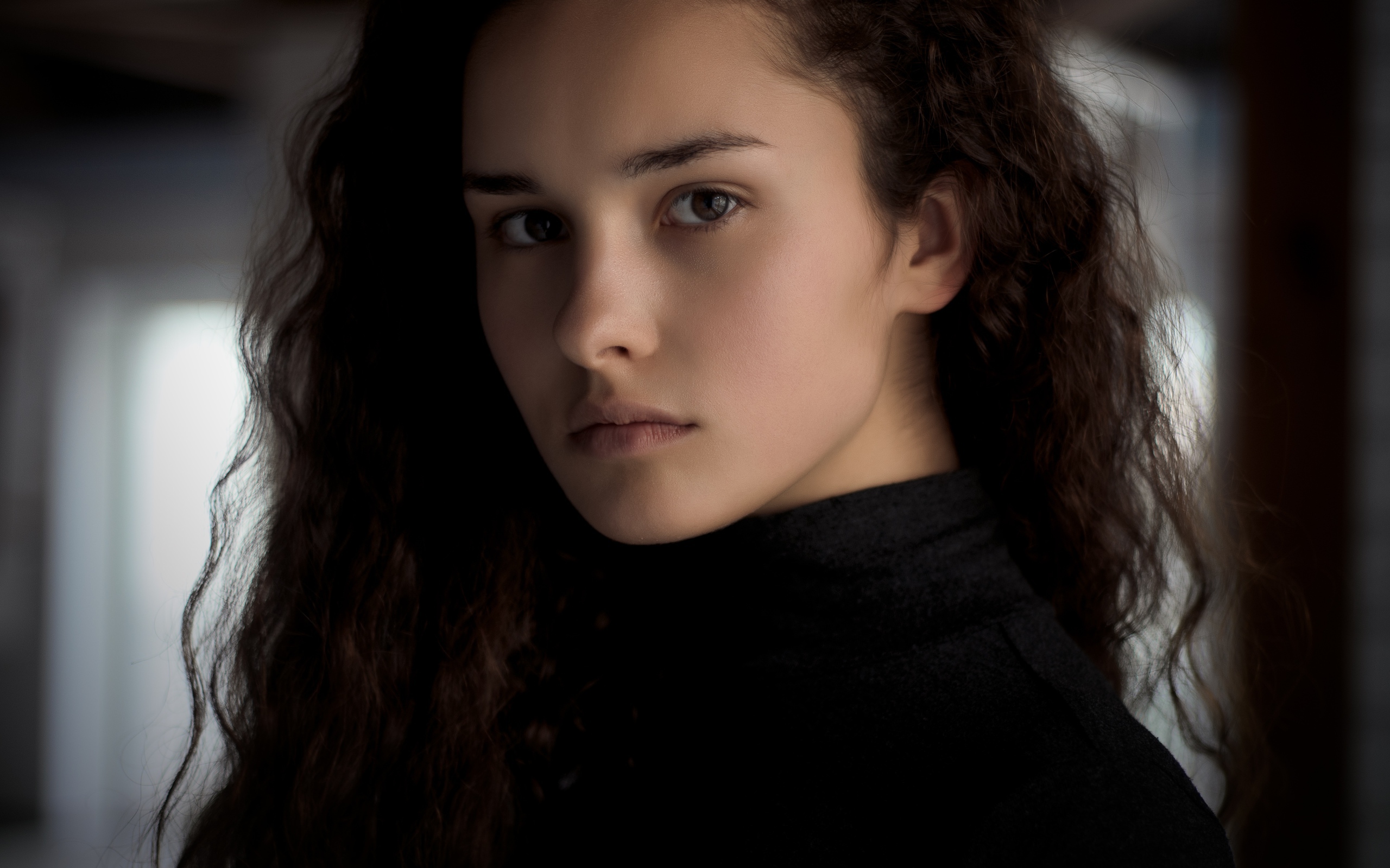 Грустная кареглазая девушка с длинными волосами