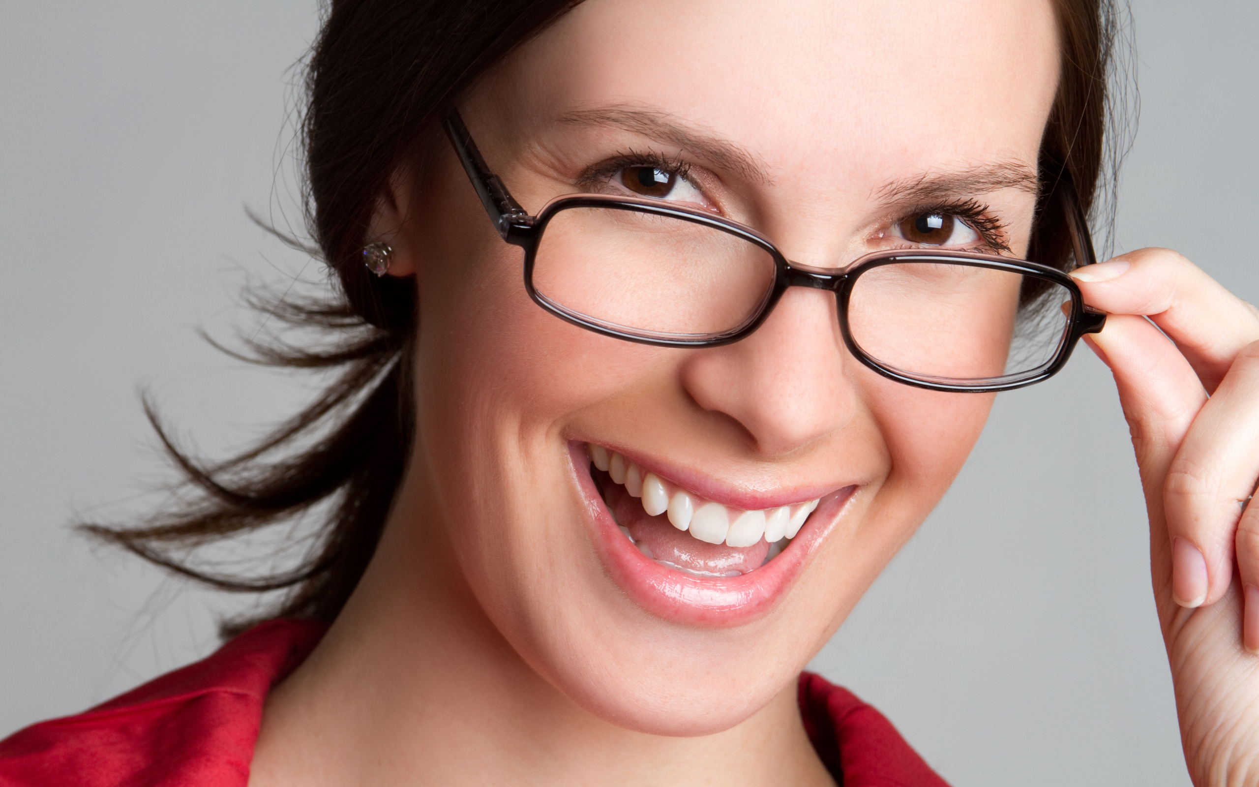 Улыбающаяся деловая женщина в очках