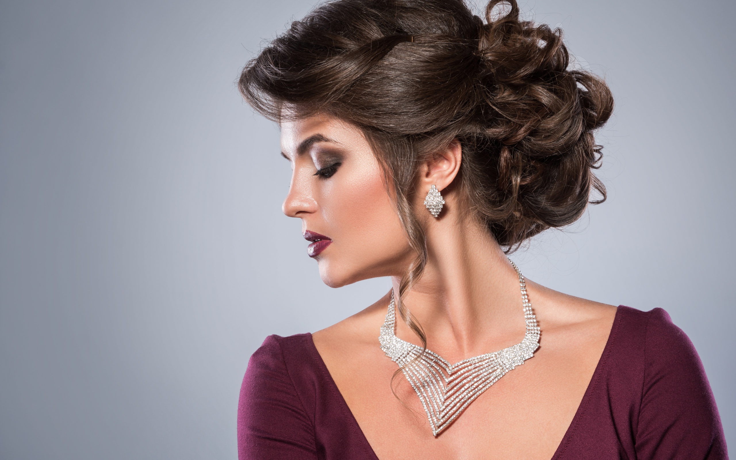 Стильная женщина с вечерней прической, макияжем и дорогими украшениями