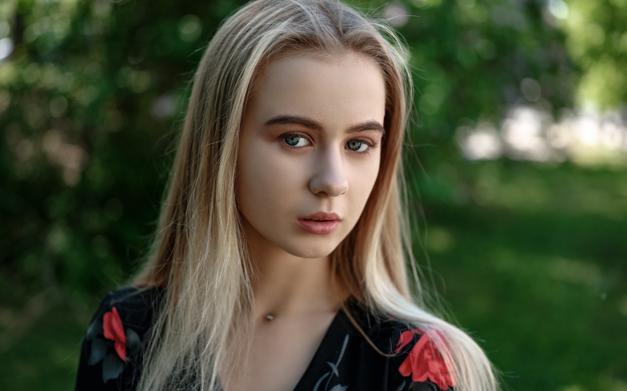 Нежная зеленоглазая блондинка в платье  