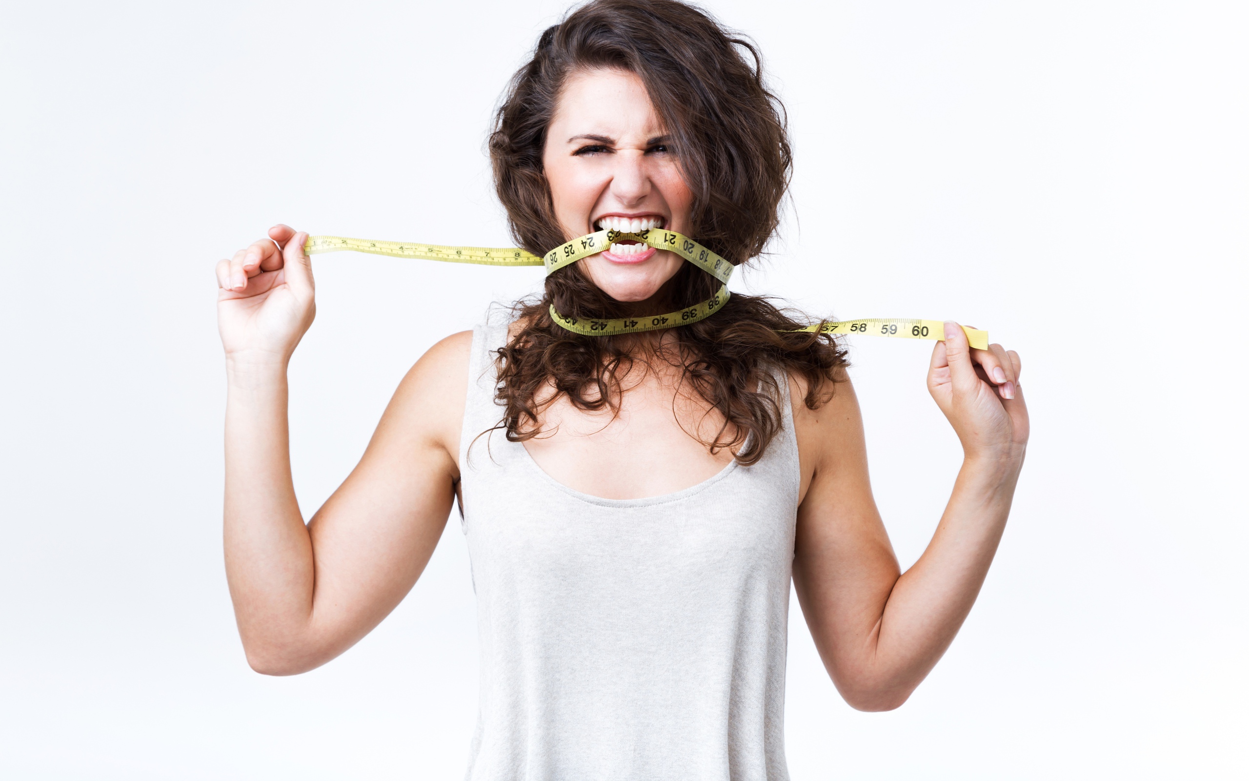 Блондинка в белой майке грызет сантиметр 