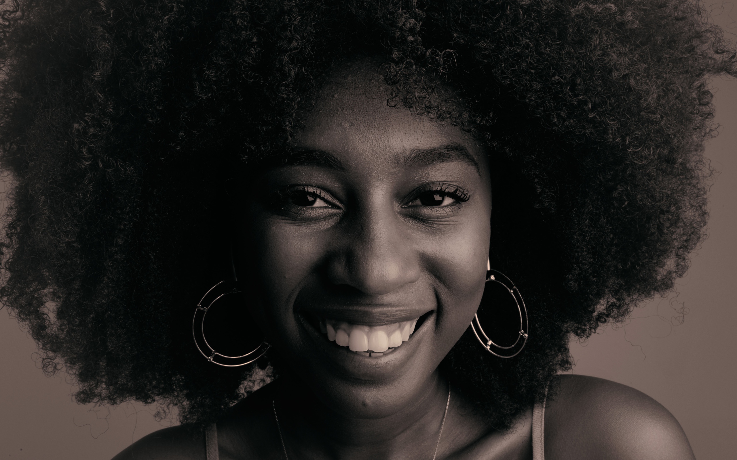 Лицо улыбающейся темнокожей девушки  