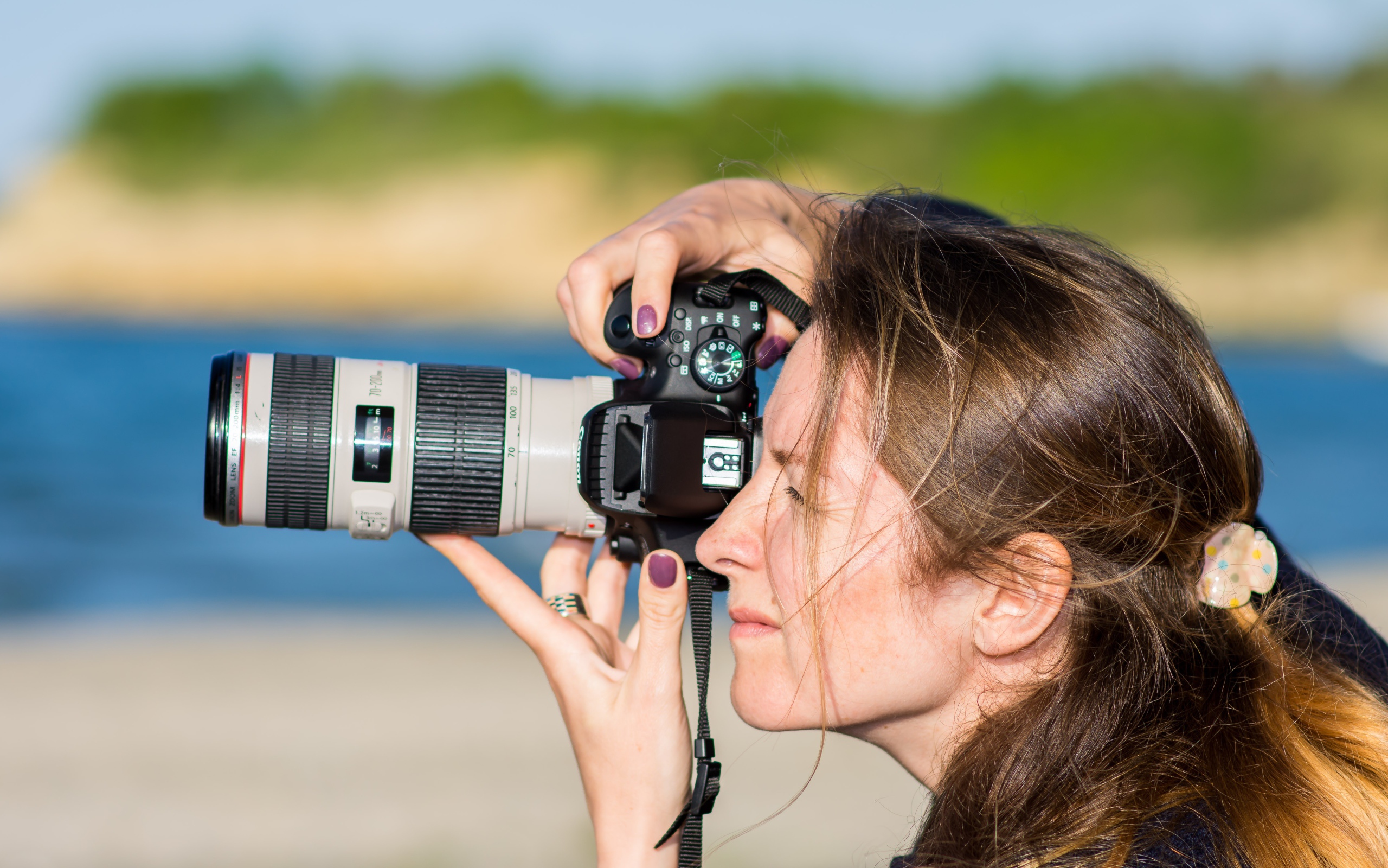 Девушкой делает фото на фотоаппарат 