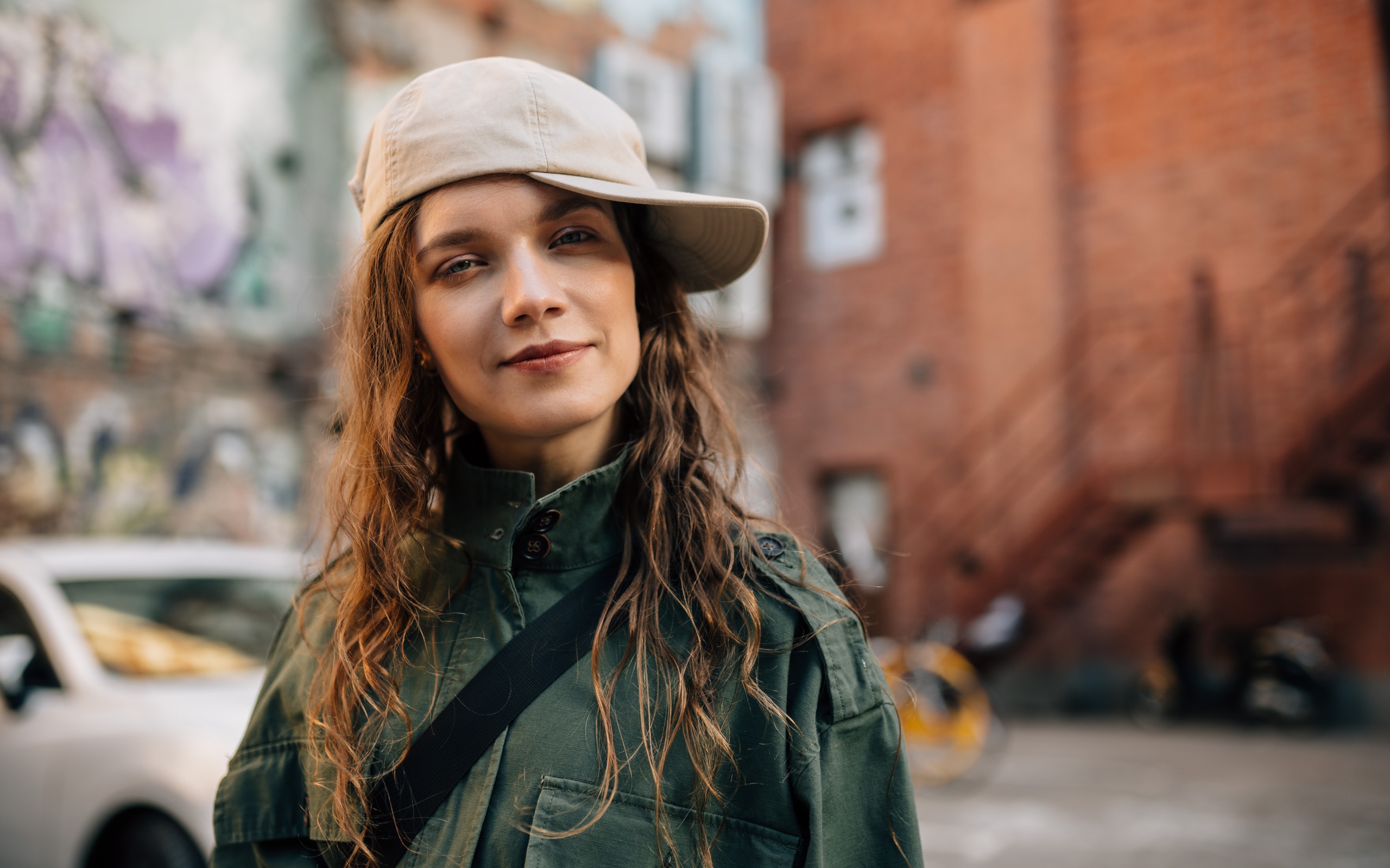 Молодая модная девушка в кепке в городе