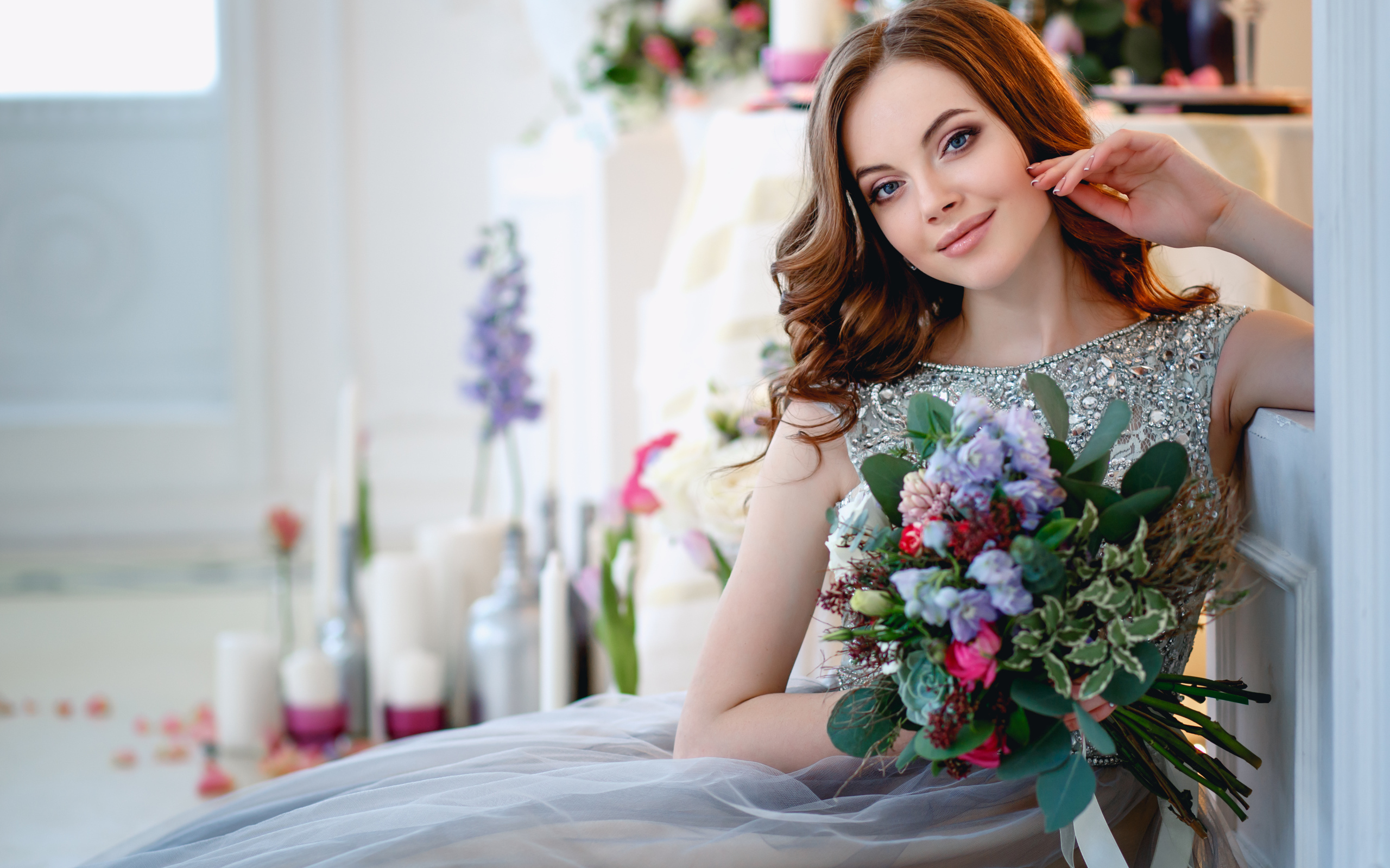 Молодая девушка с букетом цветов в красивом платье