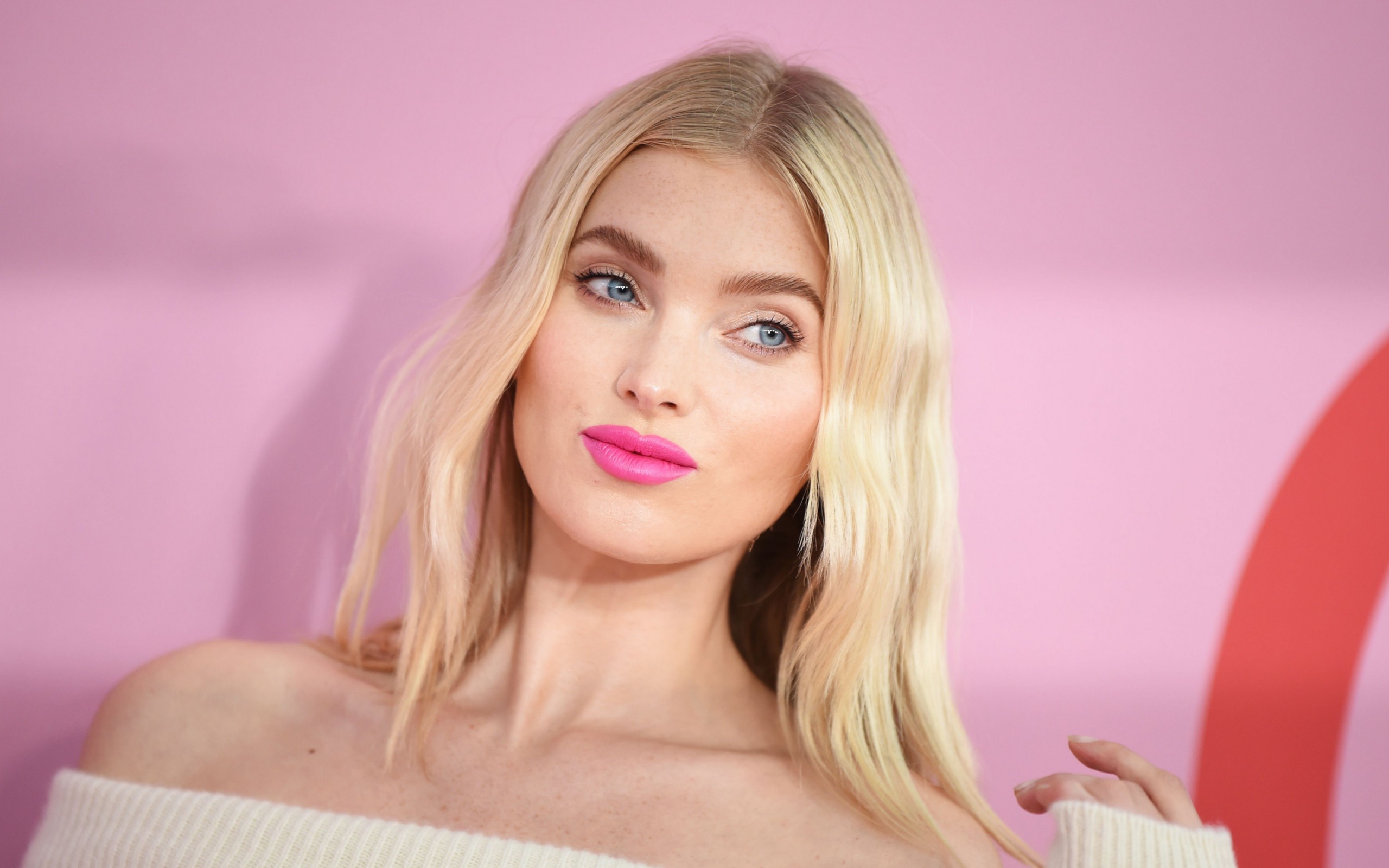 Красивая шведская топ модель Эльза Хоск на розовом фоне