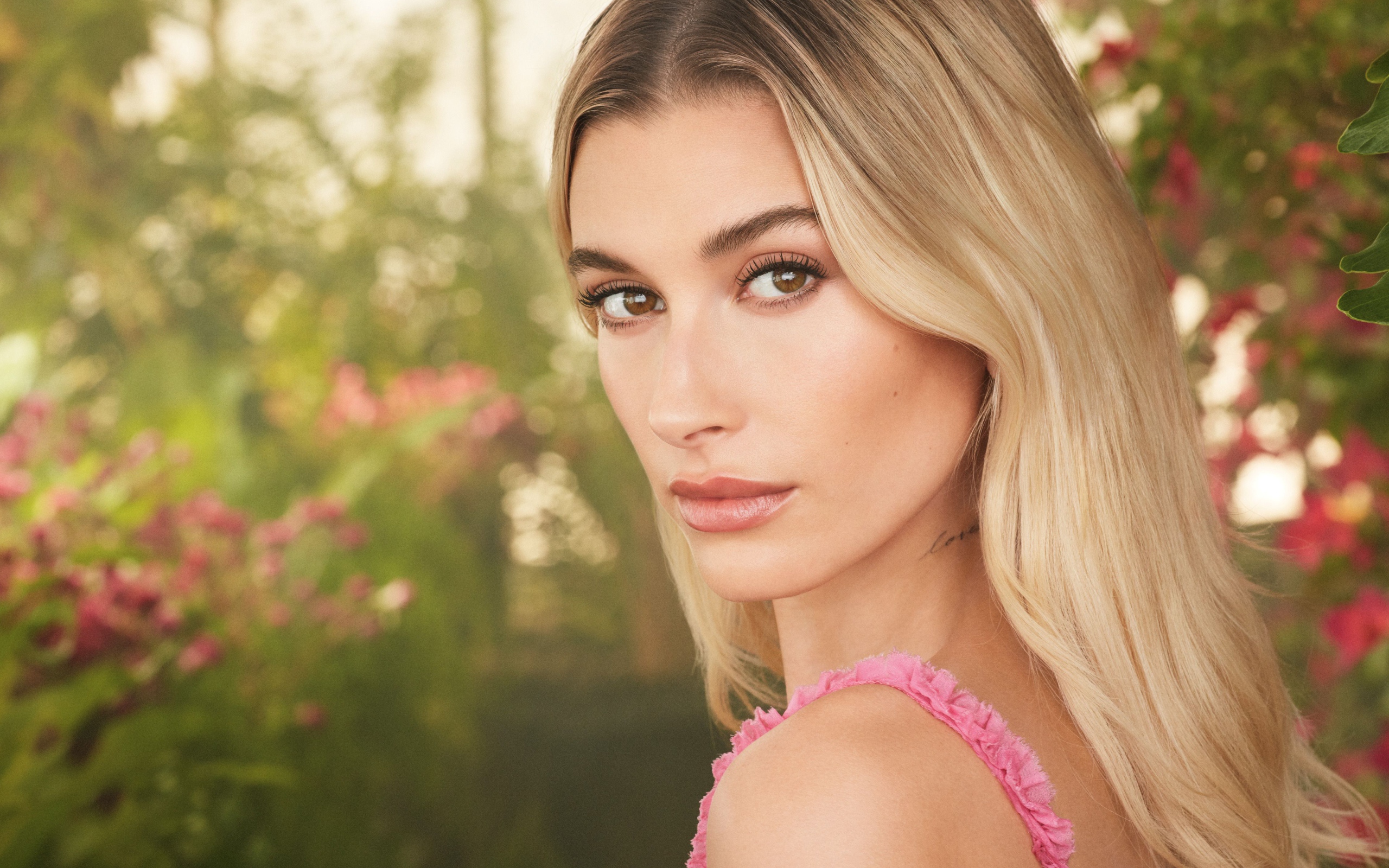 Милая кареглазая девушка модель Хейли Болдуин