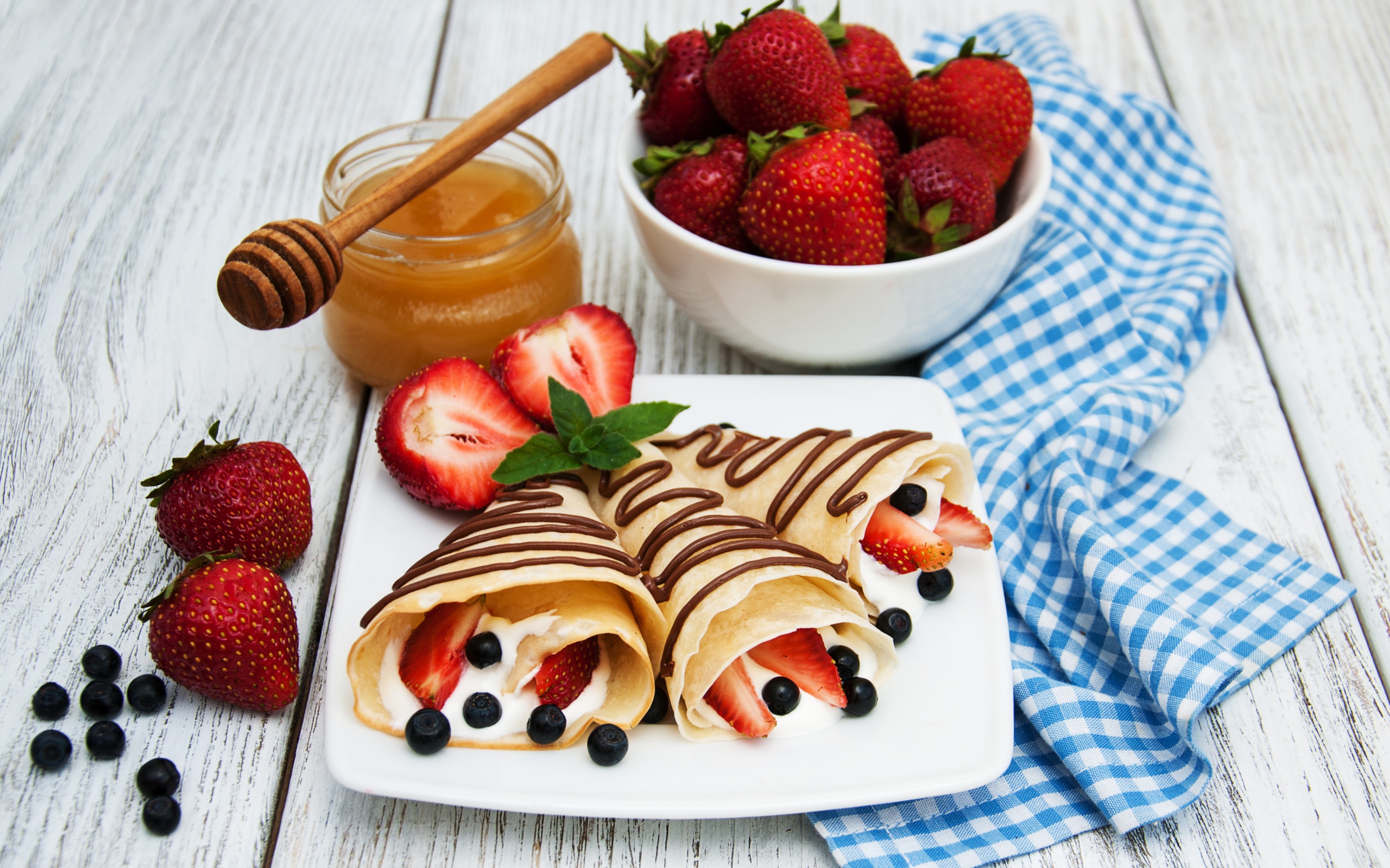 Блины со сметаной, ягодами черники и клубники на Масленицу