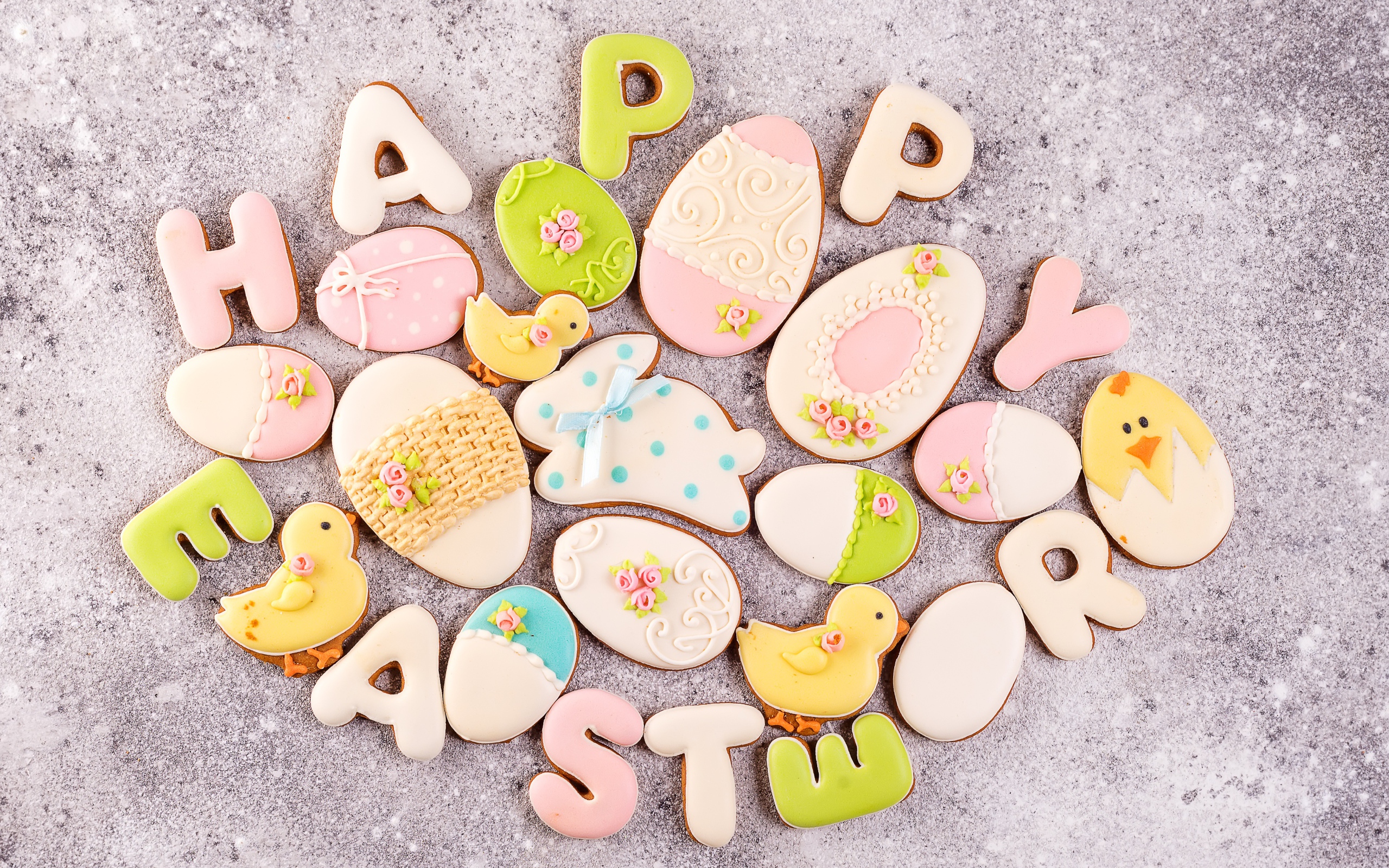 Печенье Счастливой Пасхи на сером столе