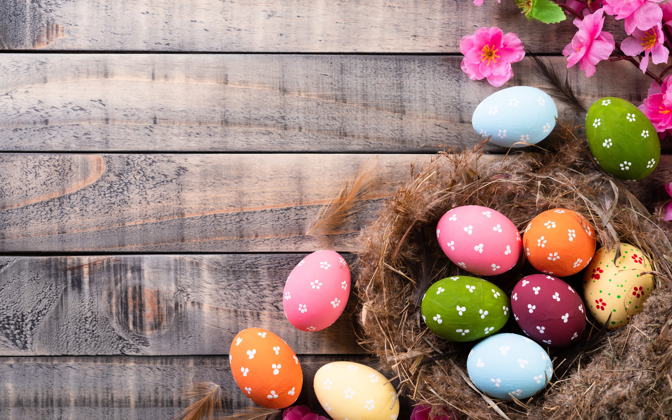 Разноцветные яйца в гнезде на столе на Великий православный праздник Пасха