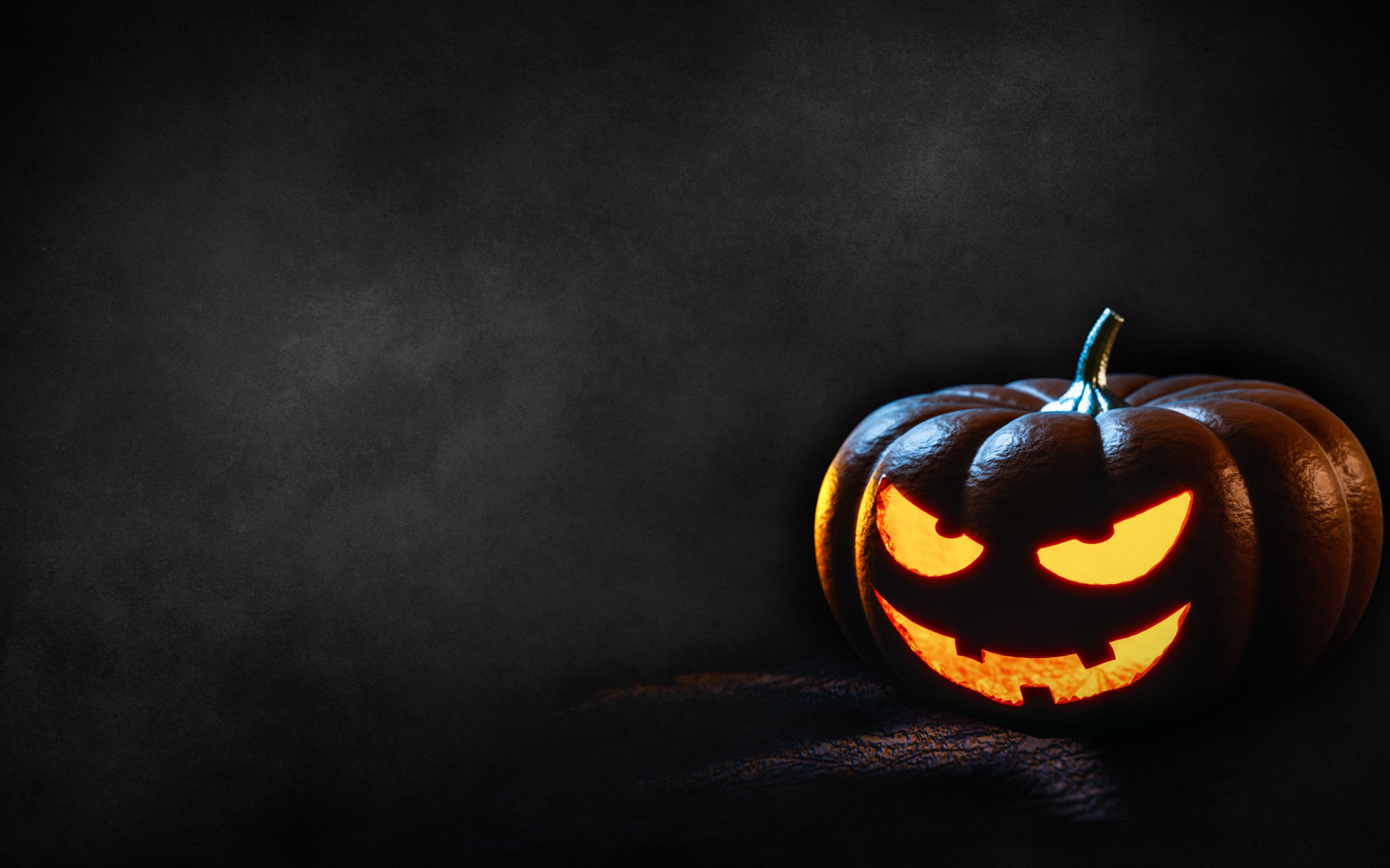 Грозная тыква на сером фон, шаблон для открытки на Хэллоуин