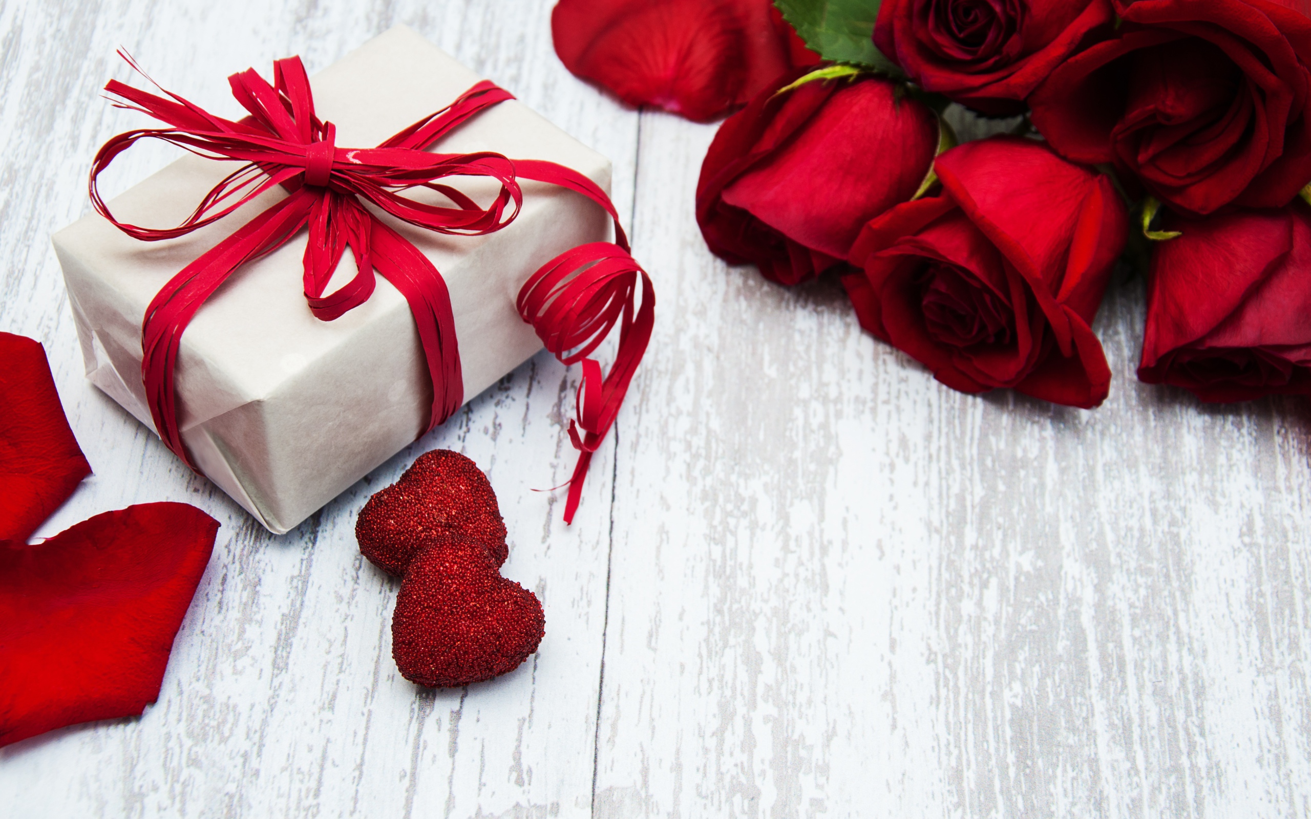 Красивый букет роз и подарок для любимой на 8 марта