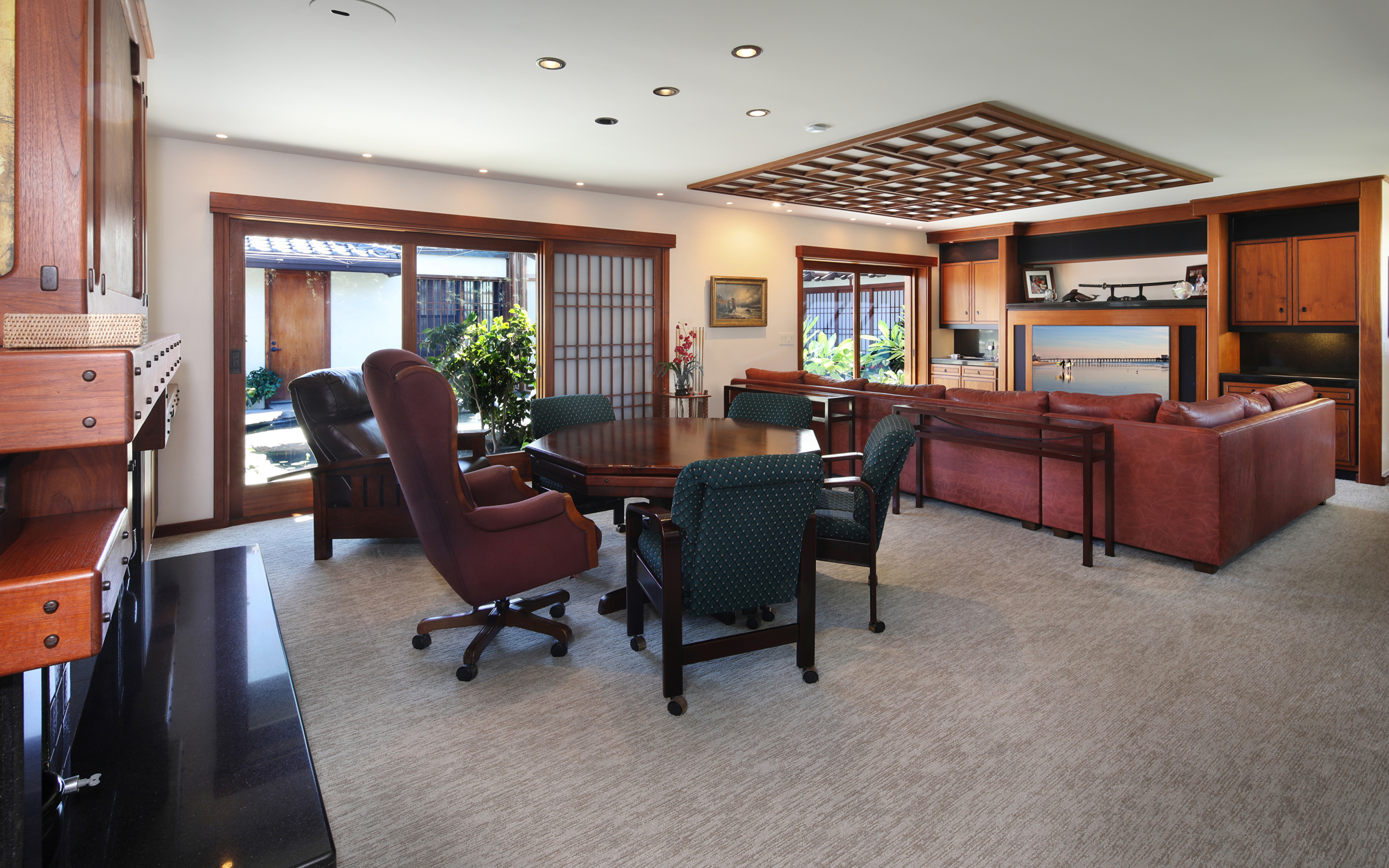 Большой просторный кабинет с дорогой кожаной мебелью