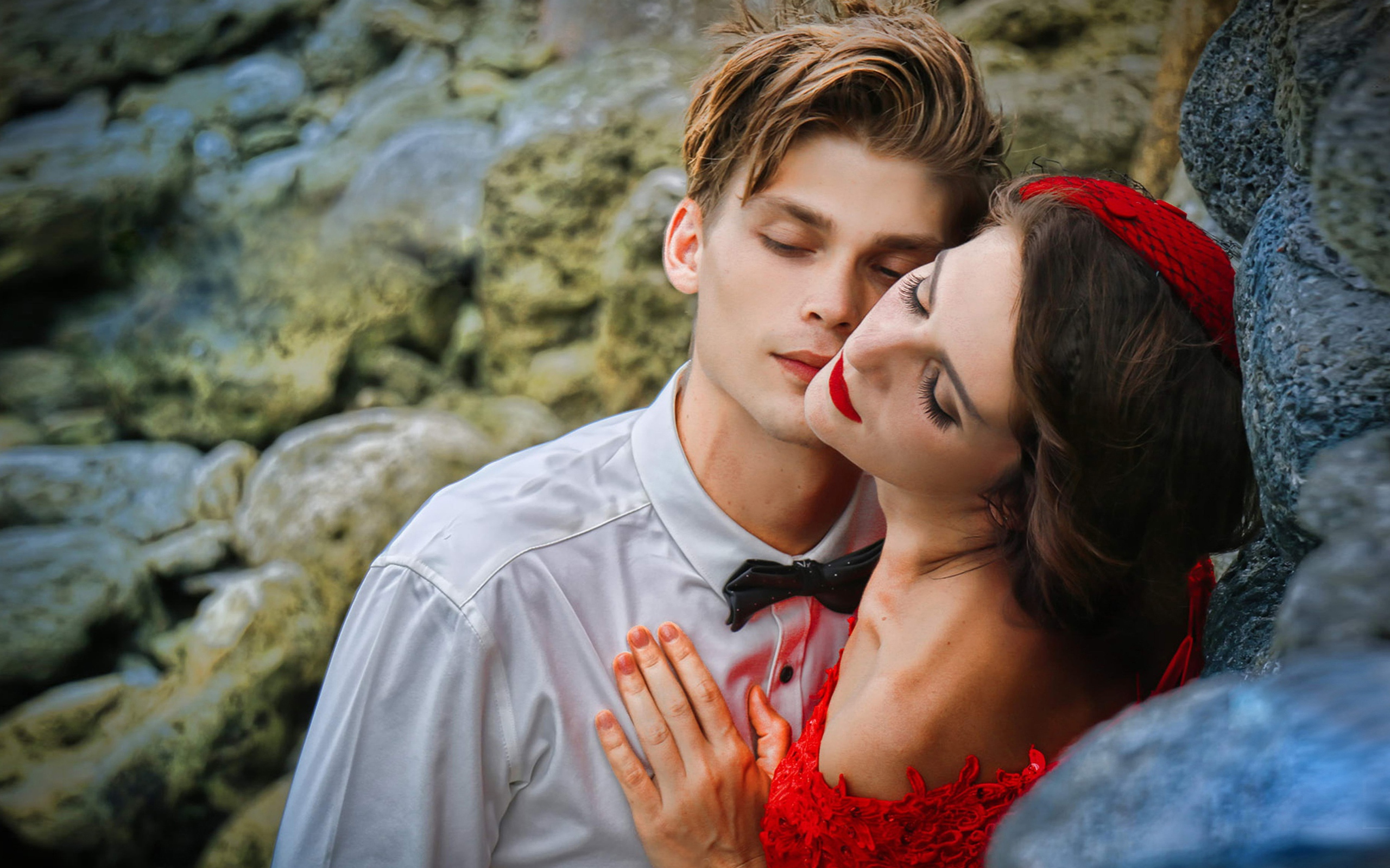 Красивая влюбленная пара стоит у камней