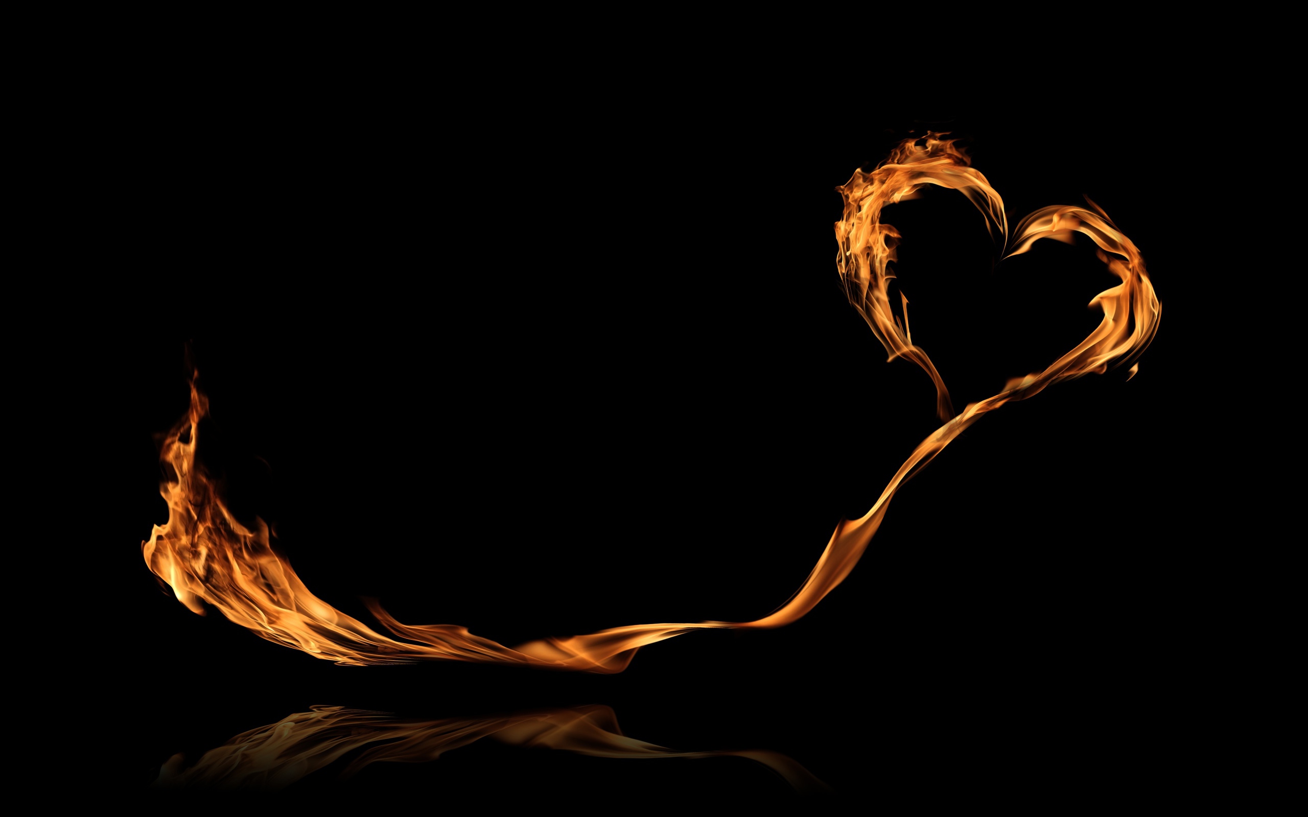 Яркое огненное сердце с длинным хвостом на черном фоне