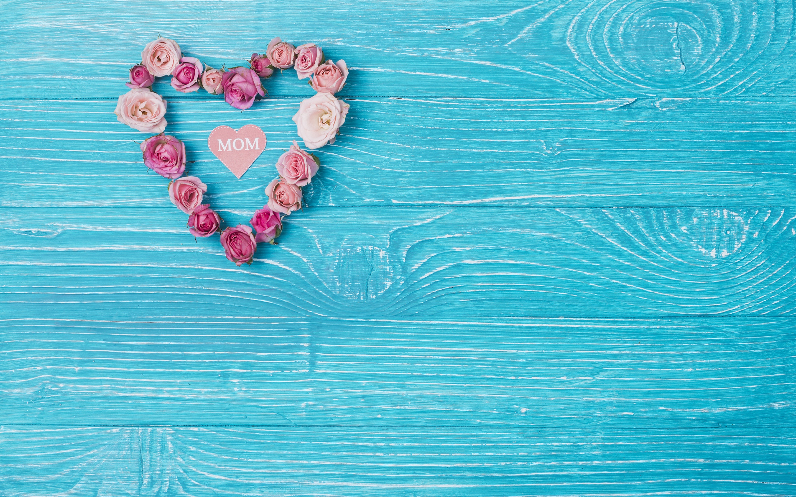 Сердце из цветом на голубом фоне для мамы