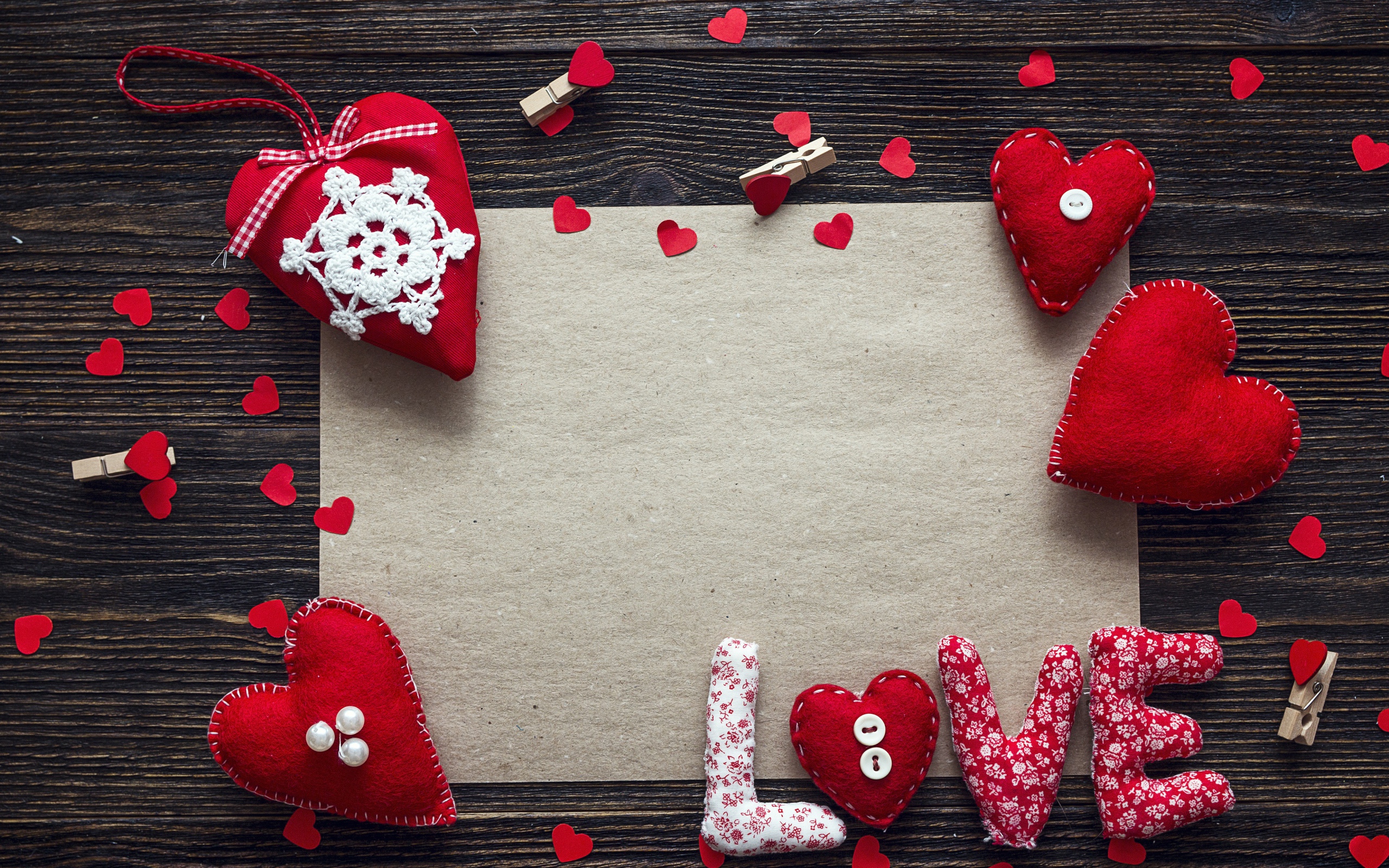 Шаблон для любовной открытки с сердечками на столе