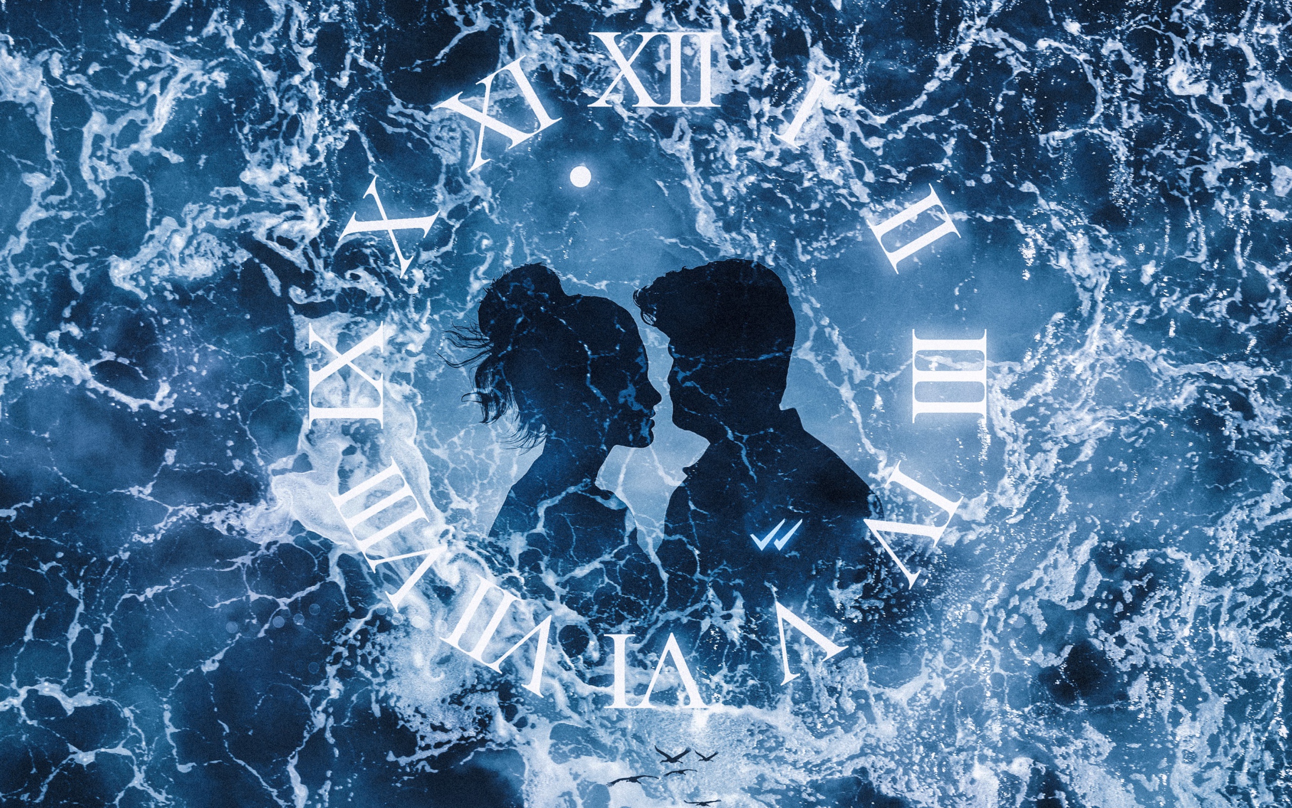 Часы с влюбленной парой на фоне воды