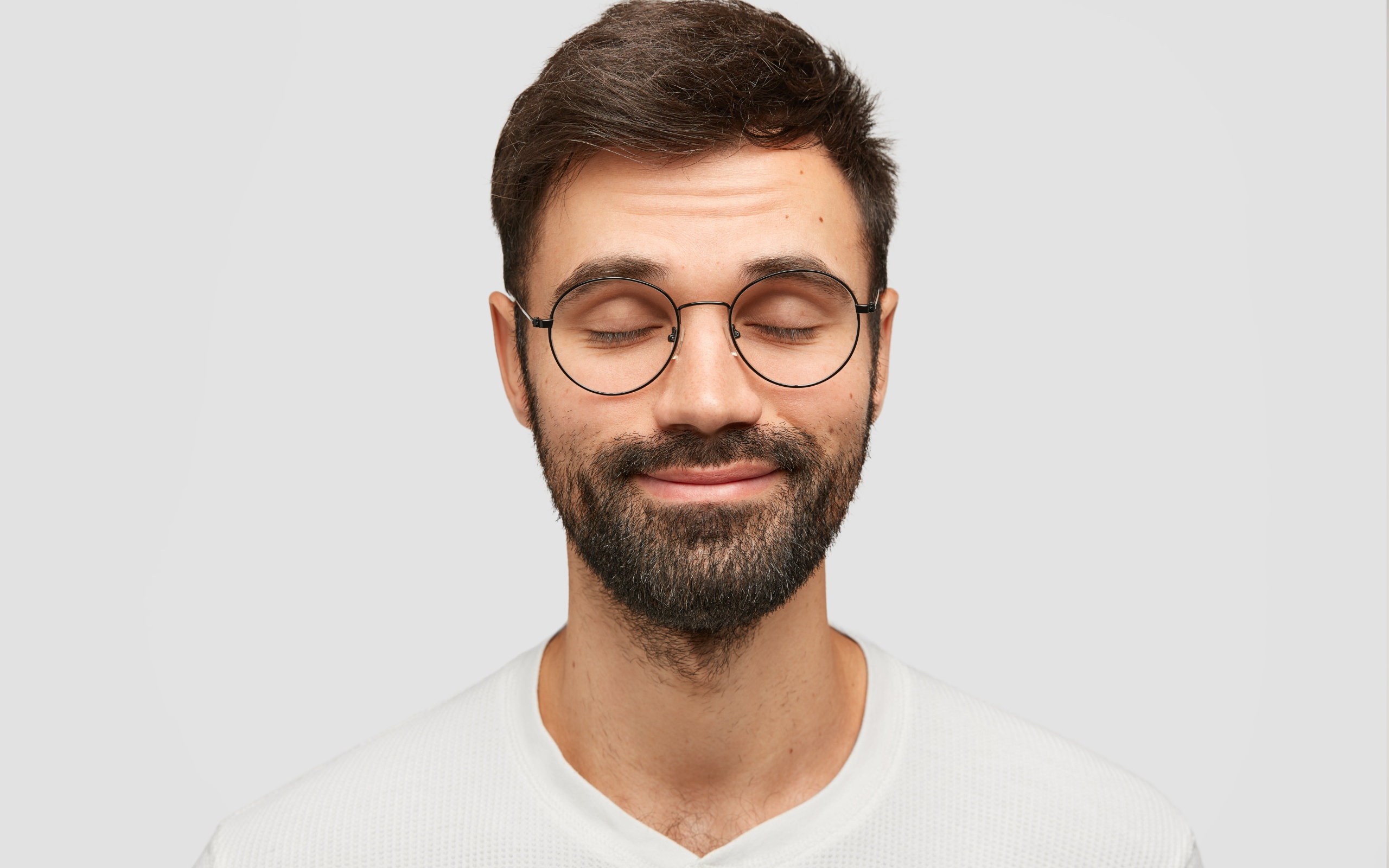 Бородатый мужчина с очками на лице 