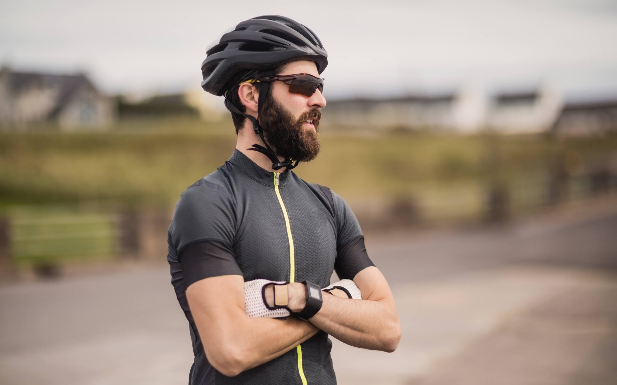 Мужчина велосипедист в черном шлеме 