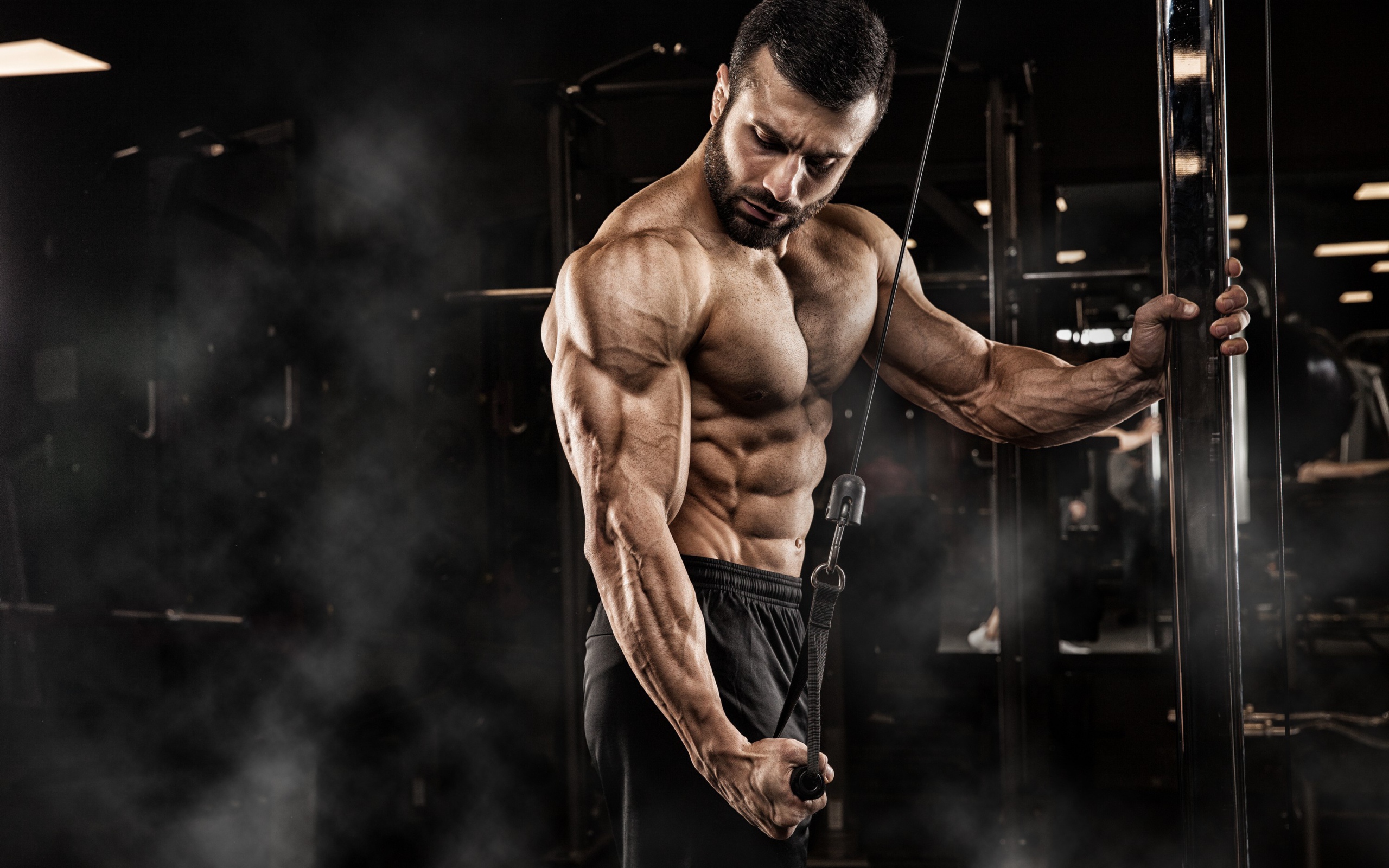 Сильный мужчина бодибилдер в спортзале