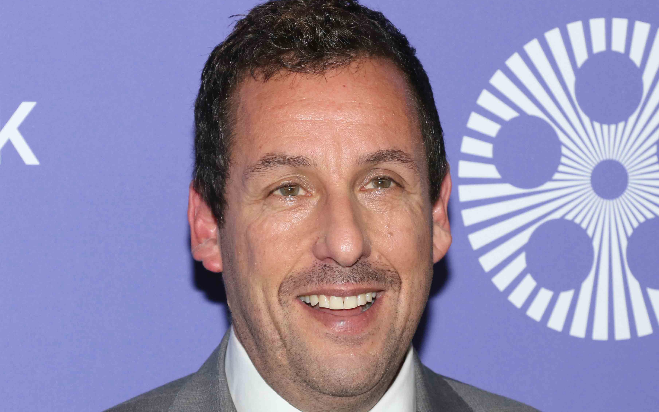 Актер Адам Сендлер крупным планом