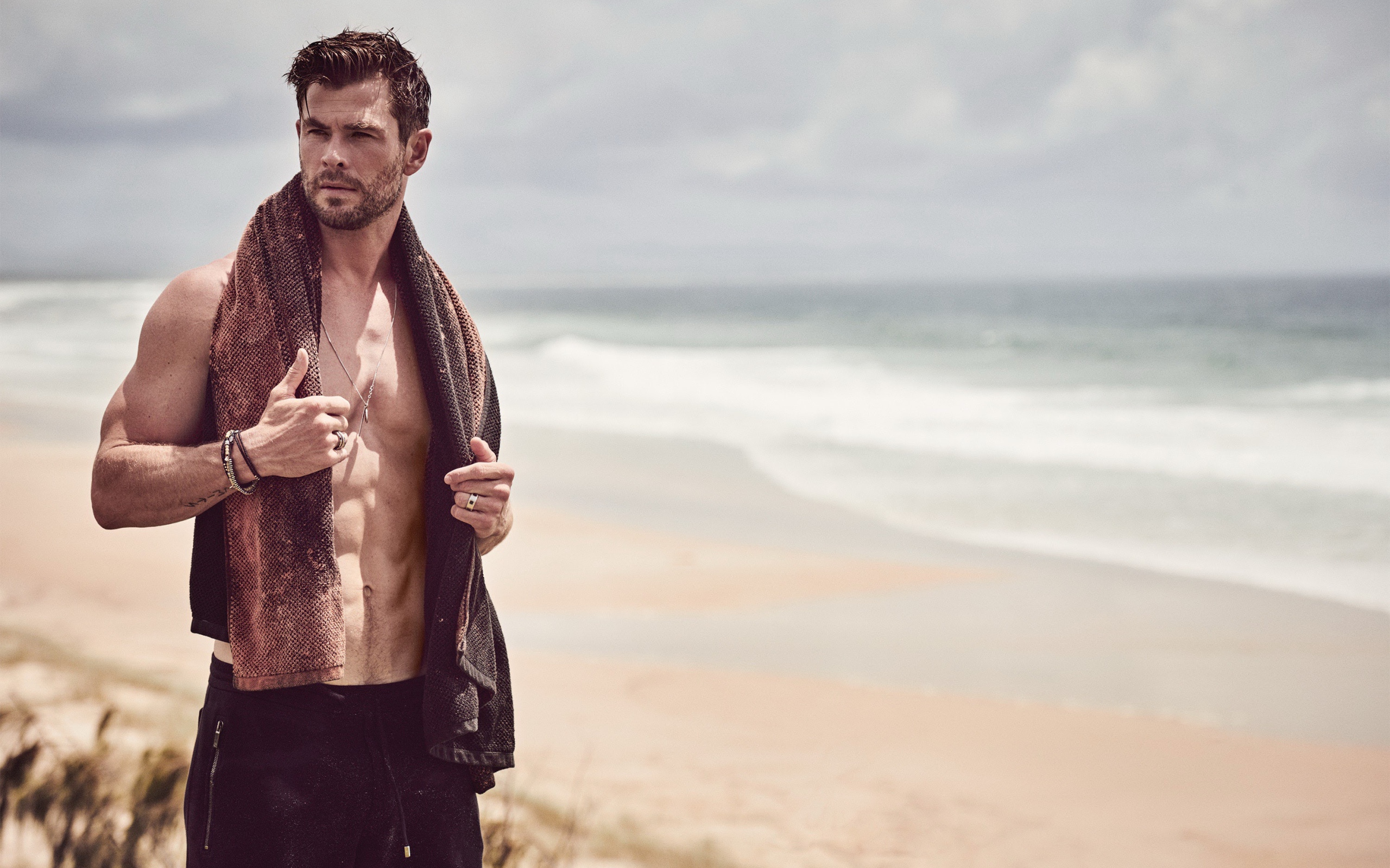 Актер Крис Хемсворт в полотенцем на шее