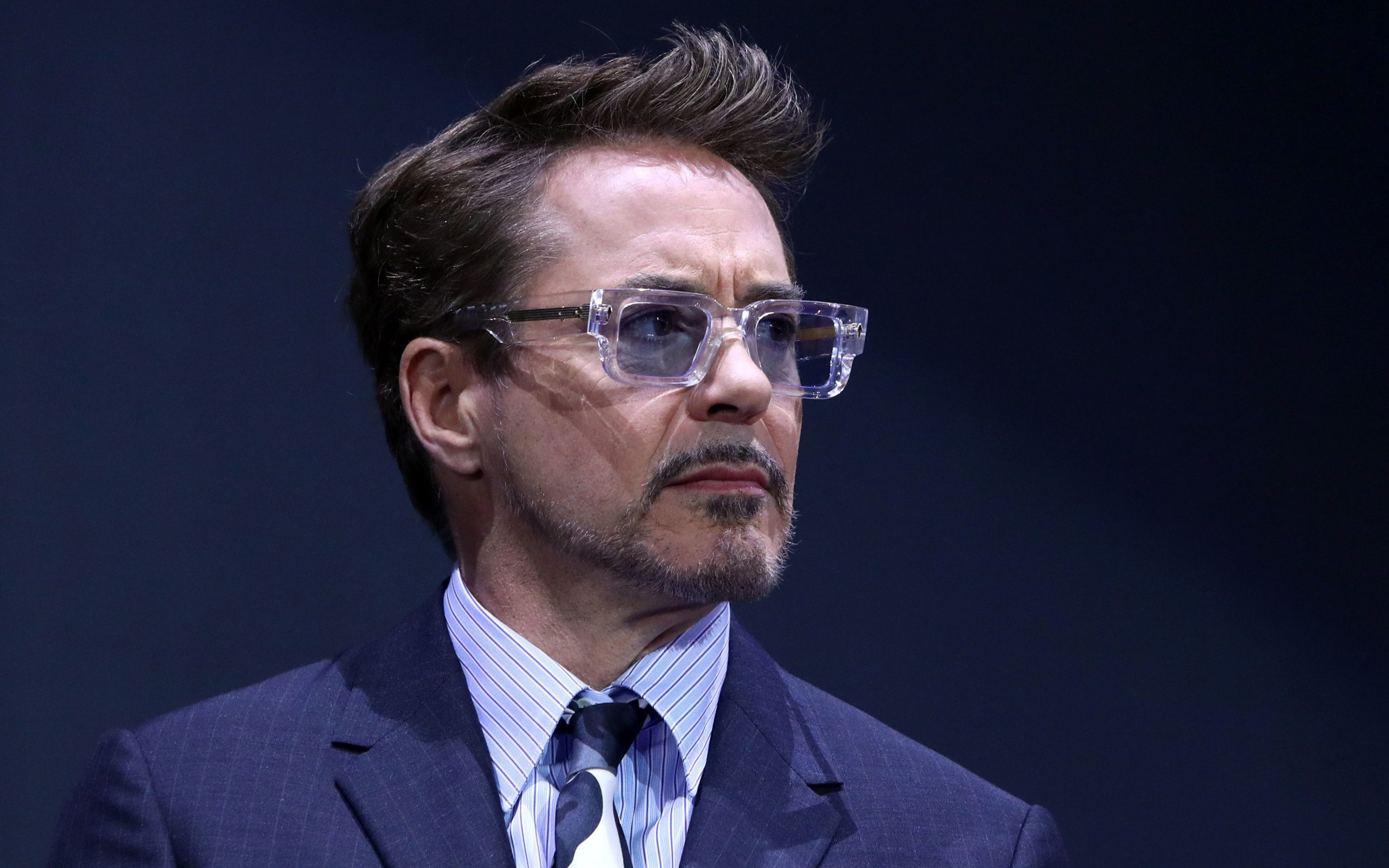 Актер Роберт Дауни-младший в костюме на синем фоне