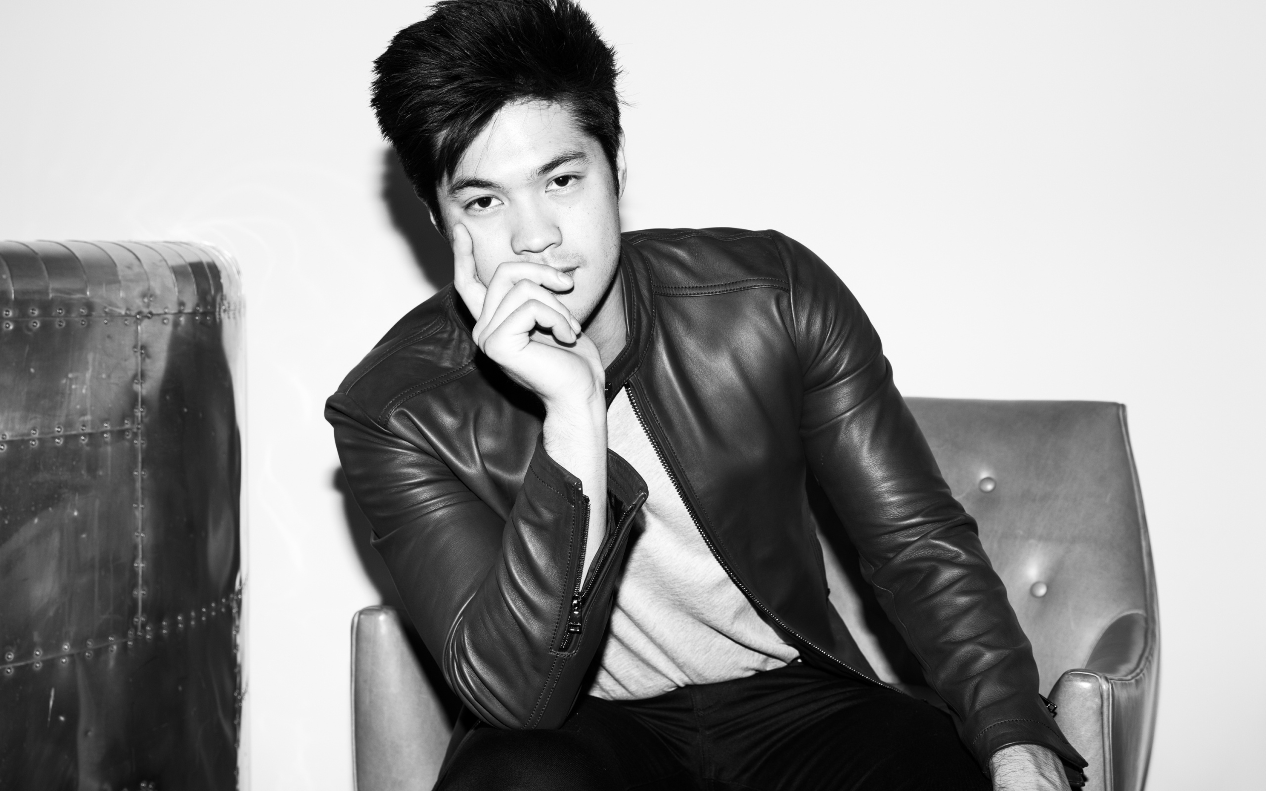 Американский актер Росс Батлер в черной кожаной куртке