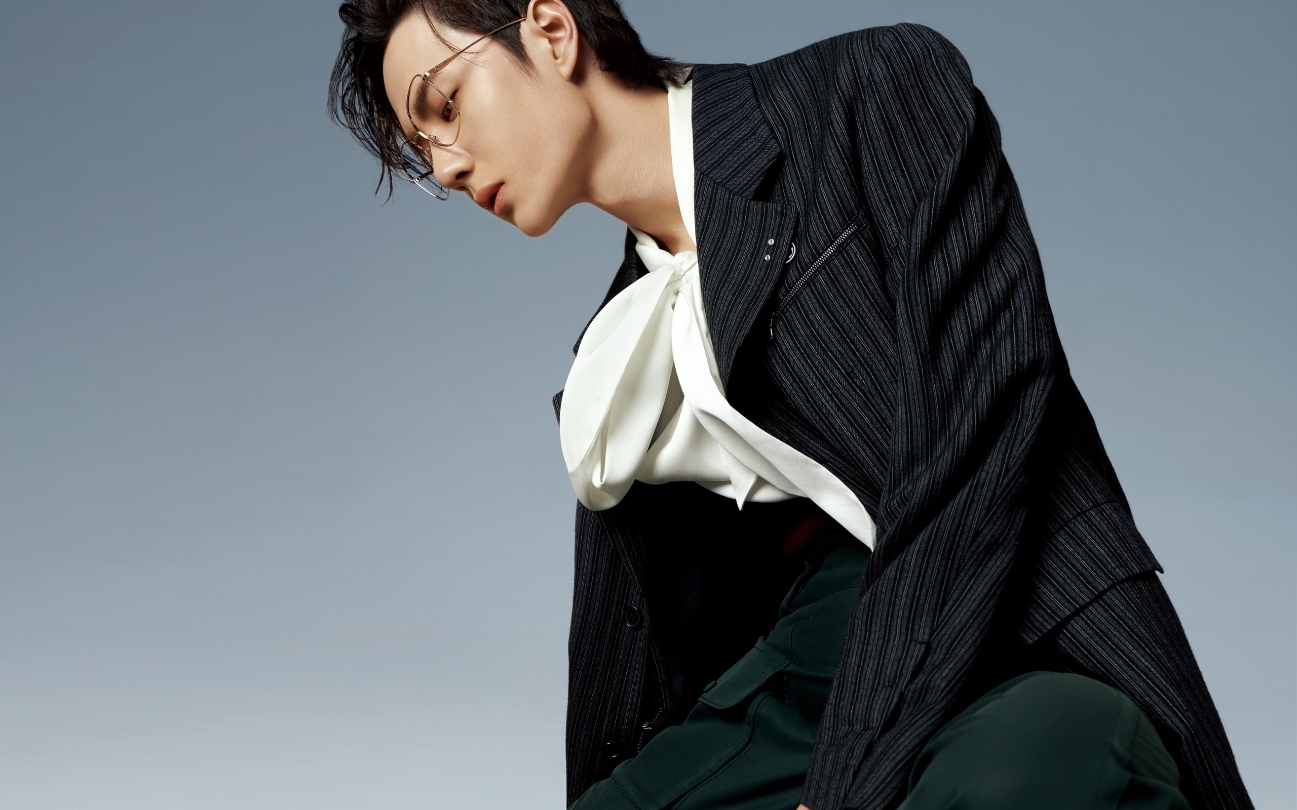 Китайский актер Ван Ибо на голубом фоне