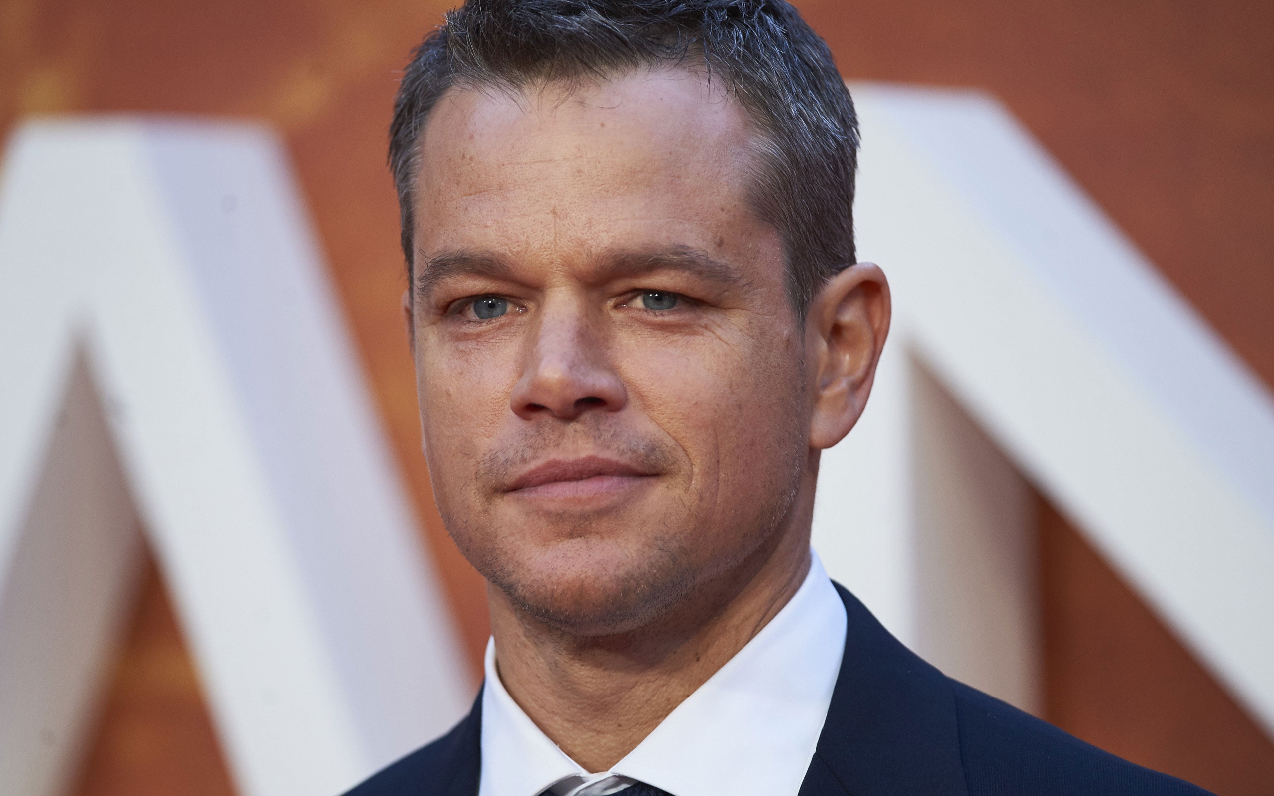 Красивый популярный актер Мэтт Деймон в костюме