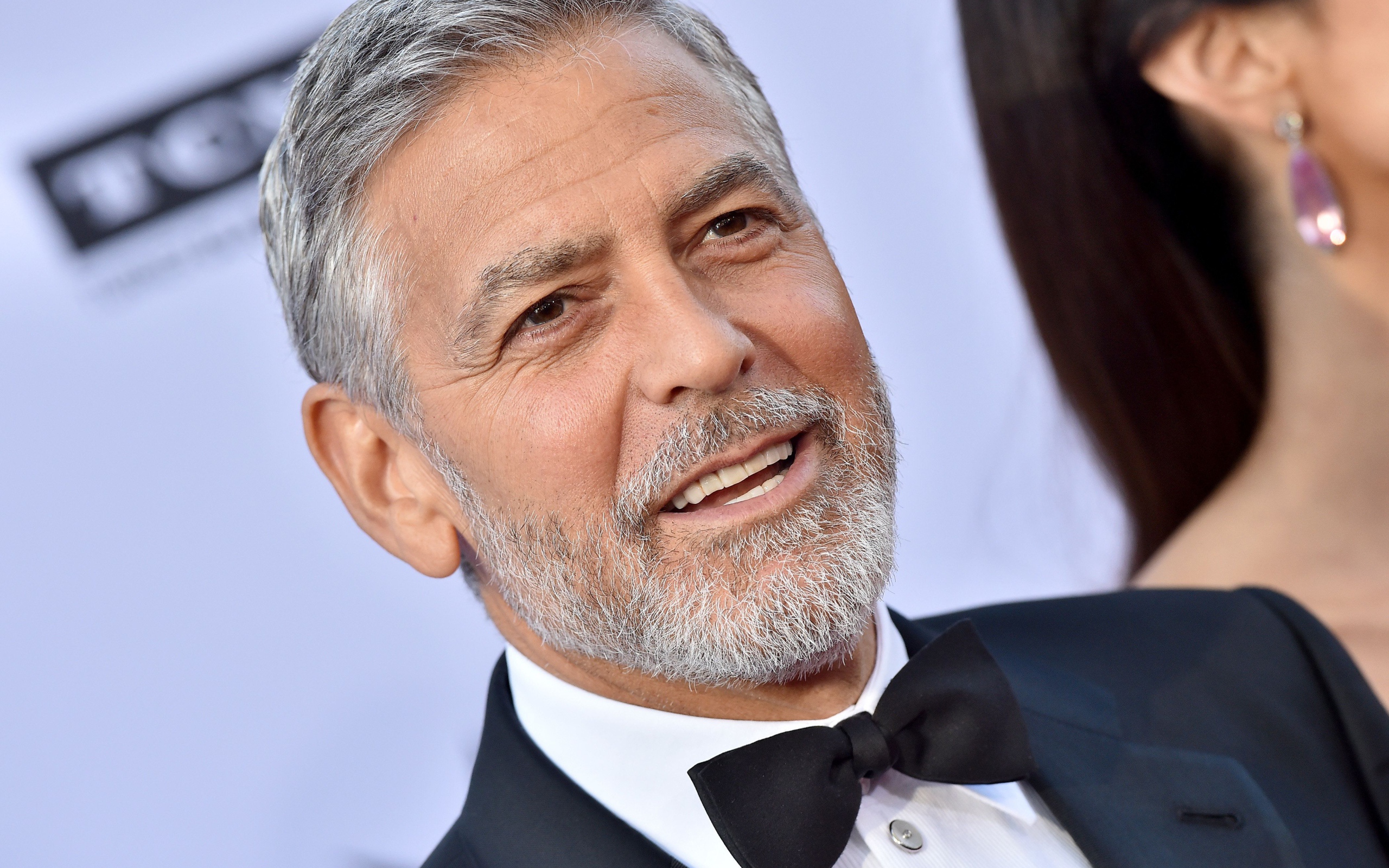 Популярный актер Джордж Клуни в костюме