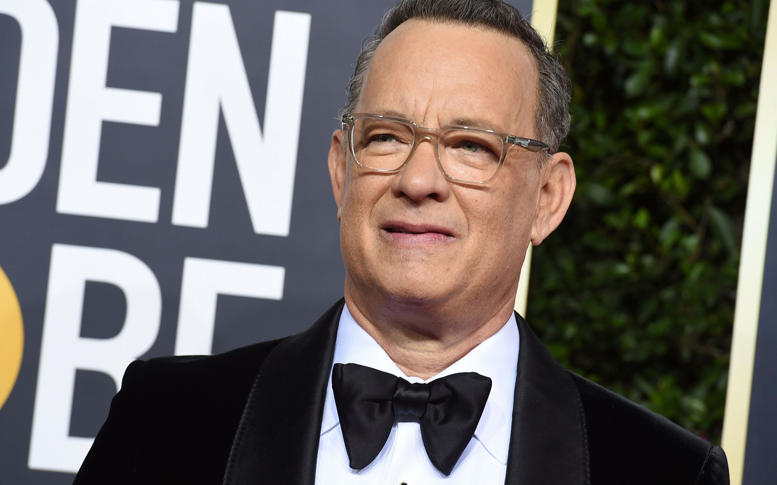 Популярный актер Том Хэнкс в черном костюме