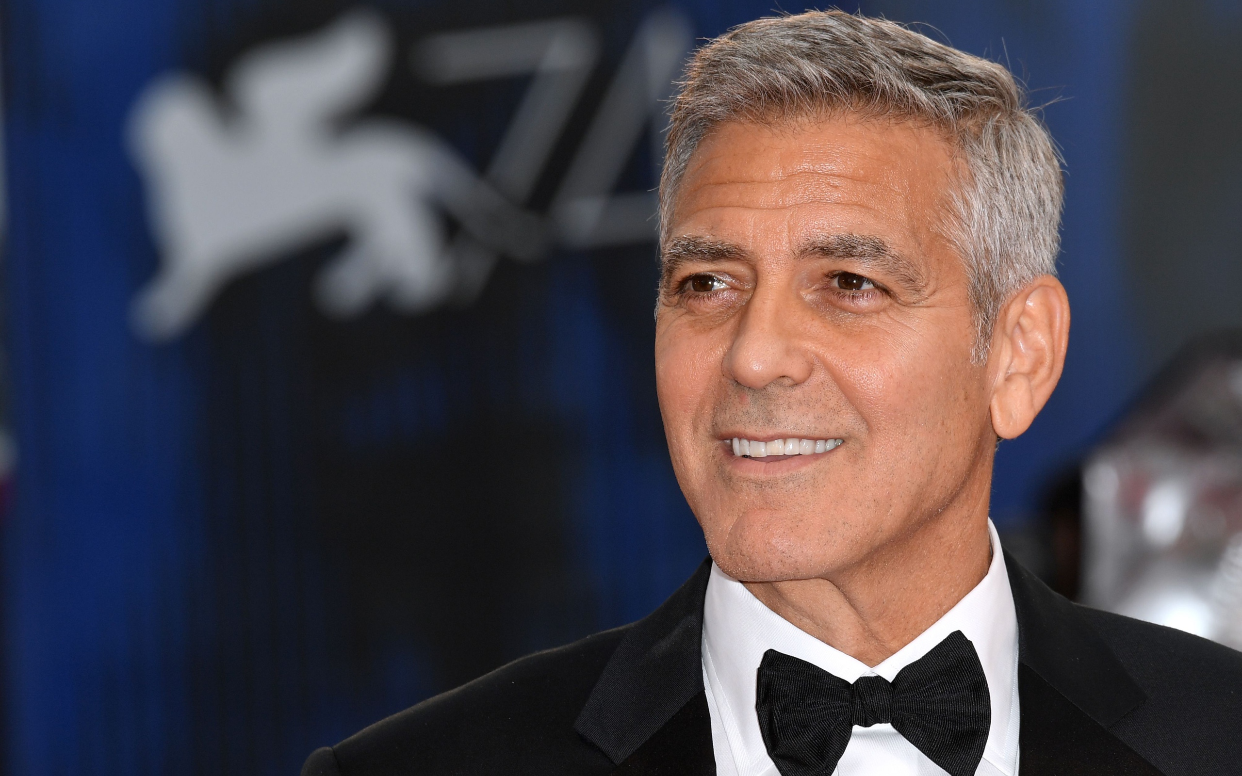 Улыбающийся мужчина, актер Джордж Клуни