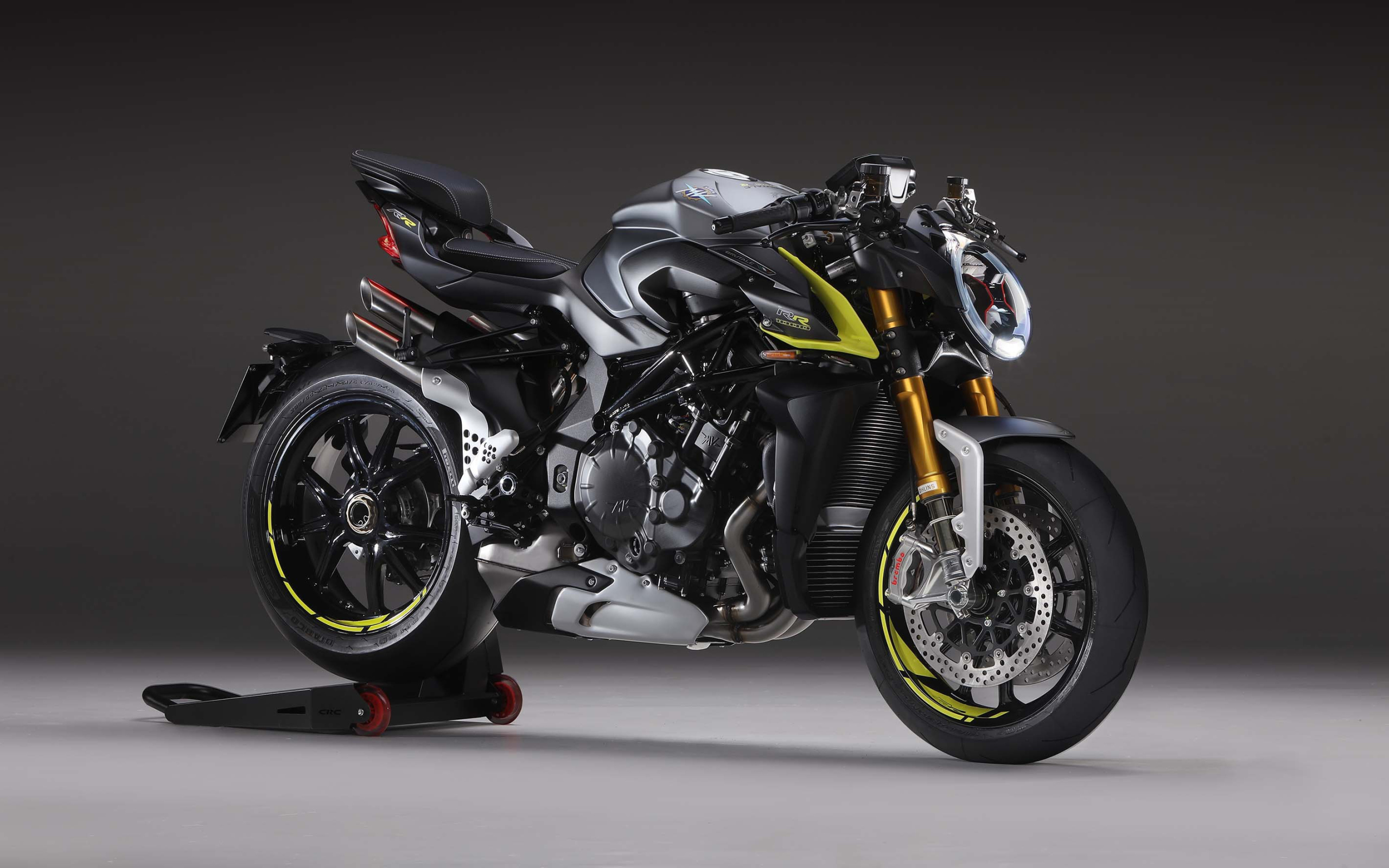 Большой мотоцикл Agusta Brutale 2020 года на сером фоне