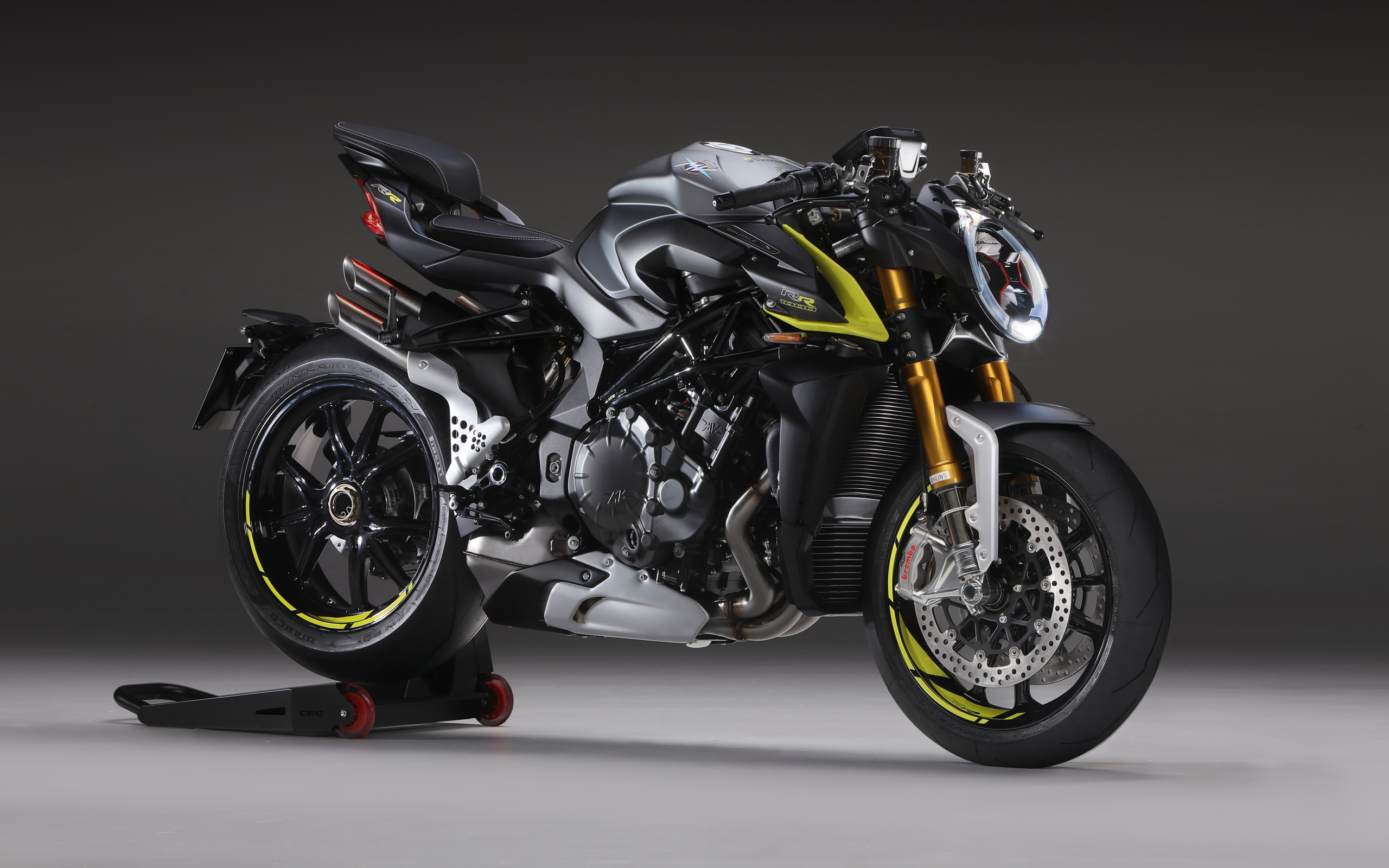 Большой тяжелый мотоцикл Agusta Brutale 1000 RR 2020 года на сером фоне