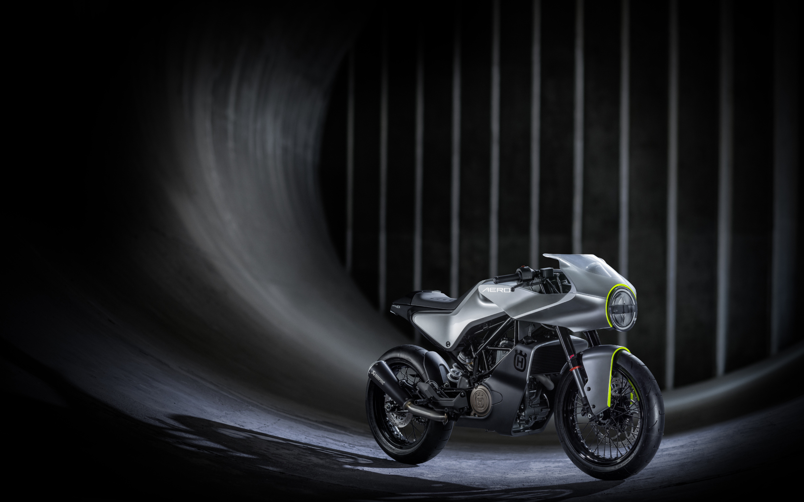 Серебристый мотоцикл Husqvarna Vitpilen 401 