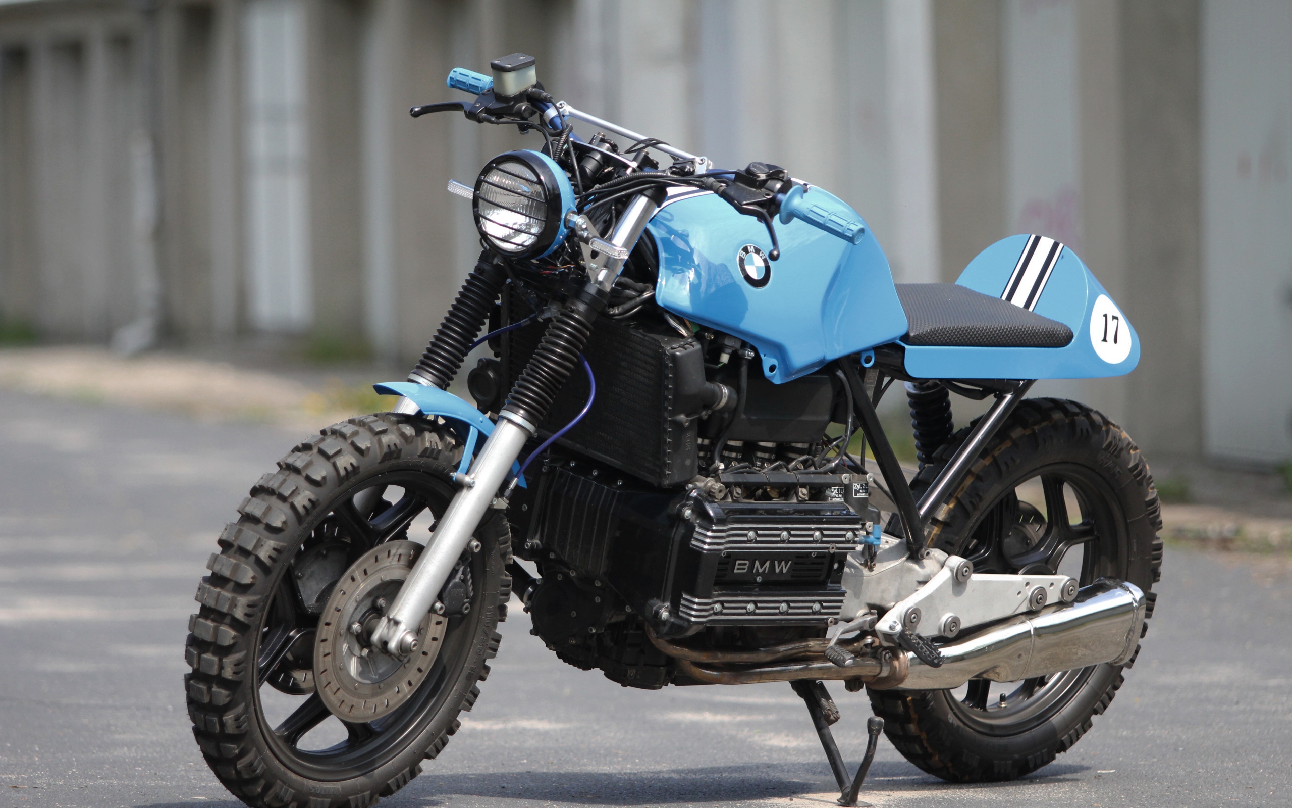 Большой мотоцикл BMW K 100 RS Scrambler на улице