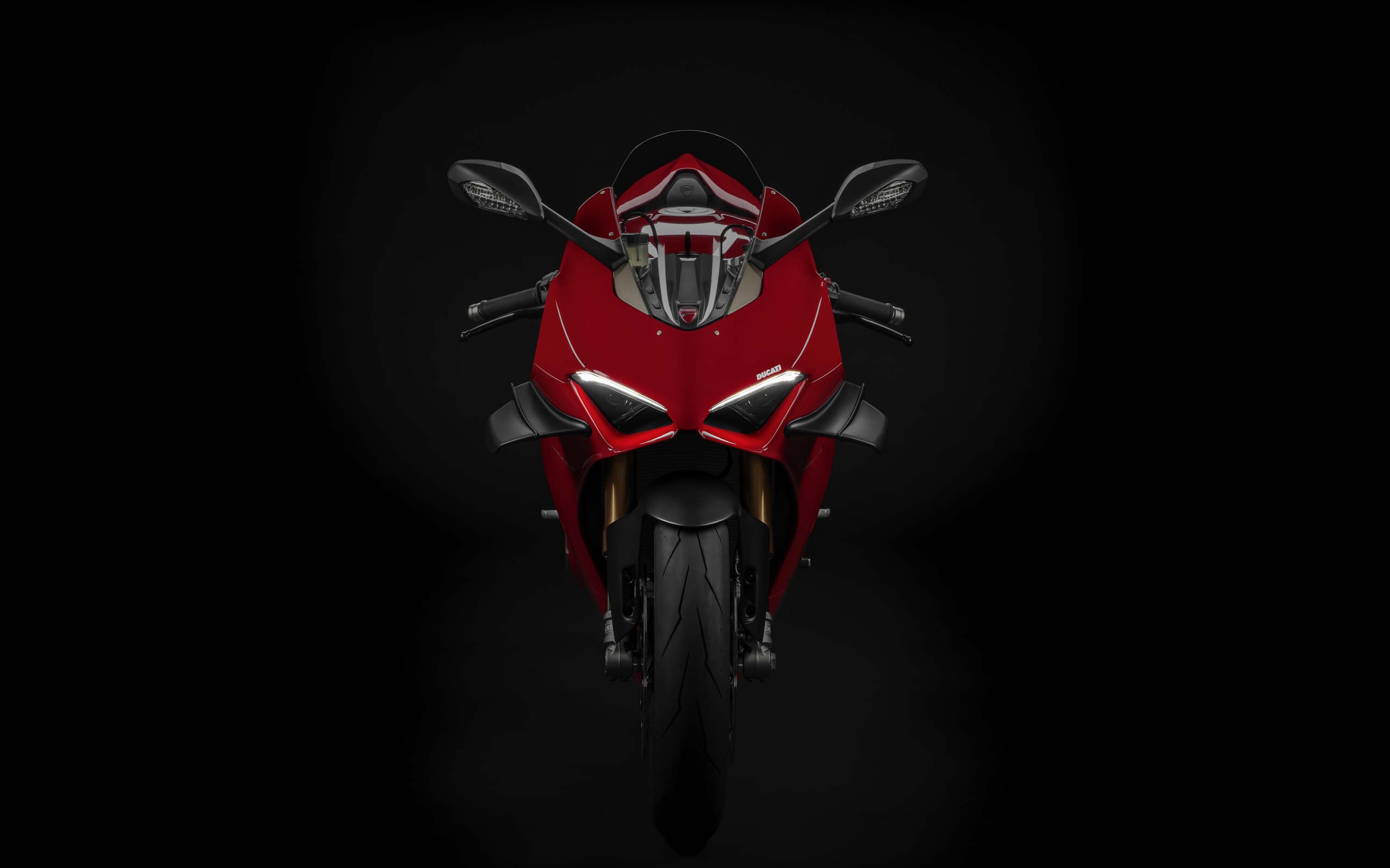 Красный мотоцикл Ducati Panigale V4 S 2020 года на черном фоне