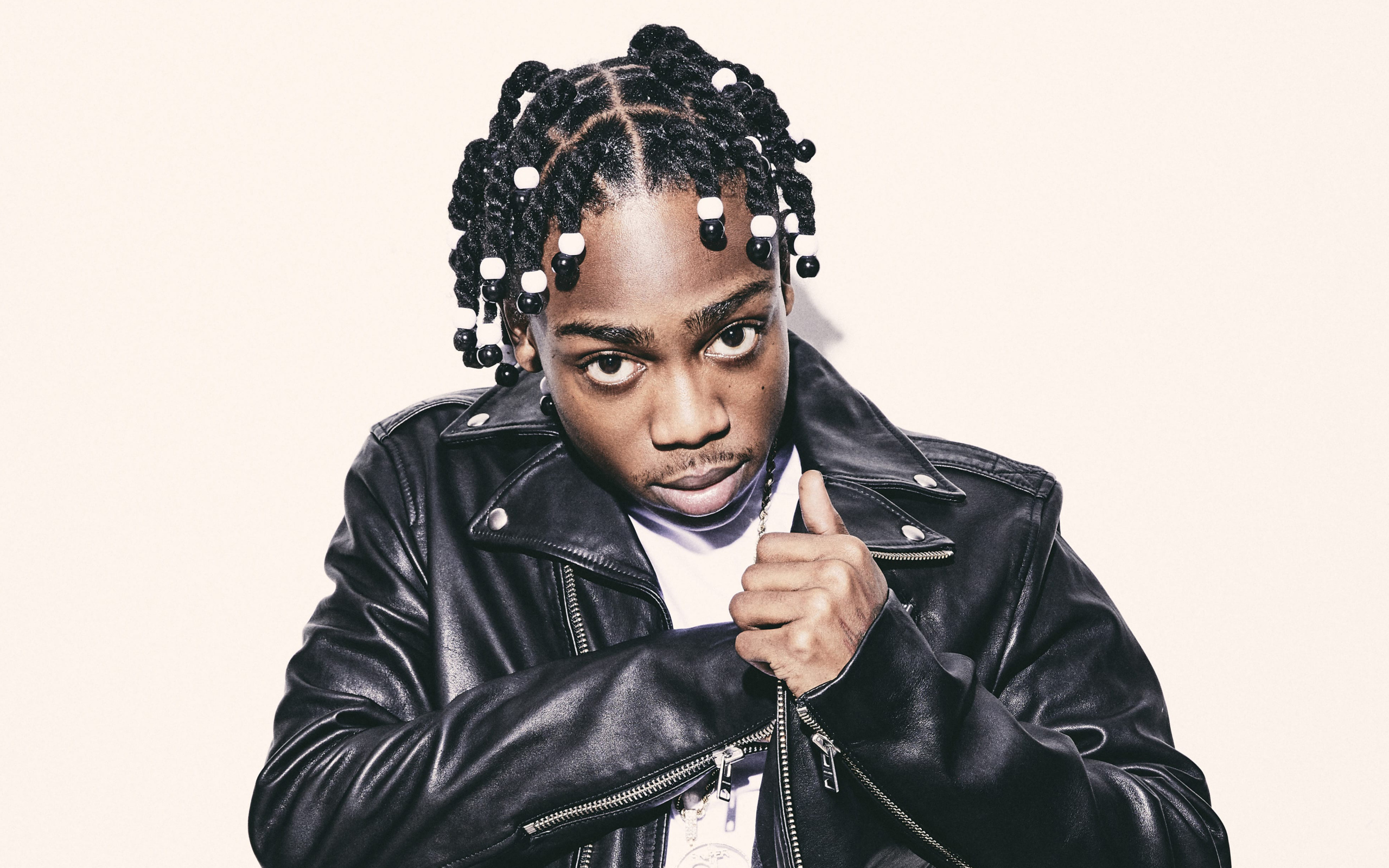 Американский рэпер  22Gz в черной кожаной куртке