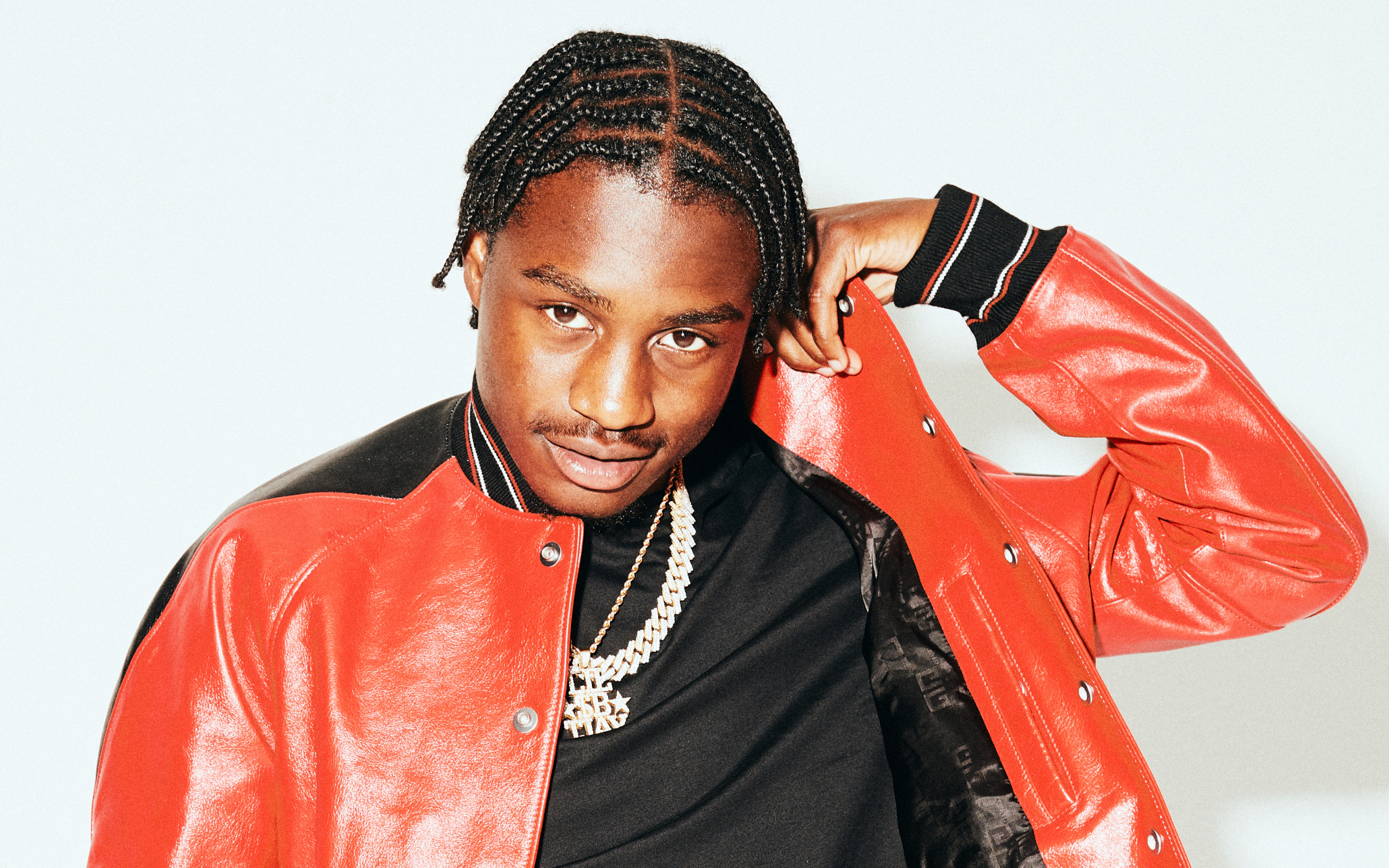Американский рэпер  Polo G в красной кожаной куртке