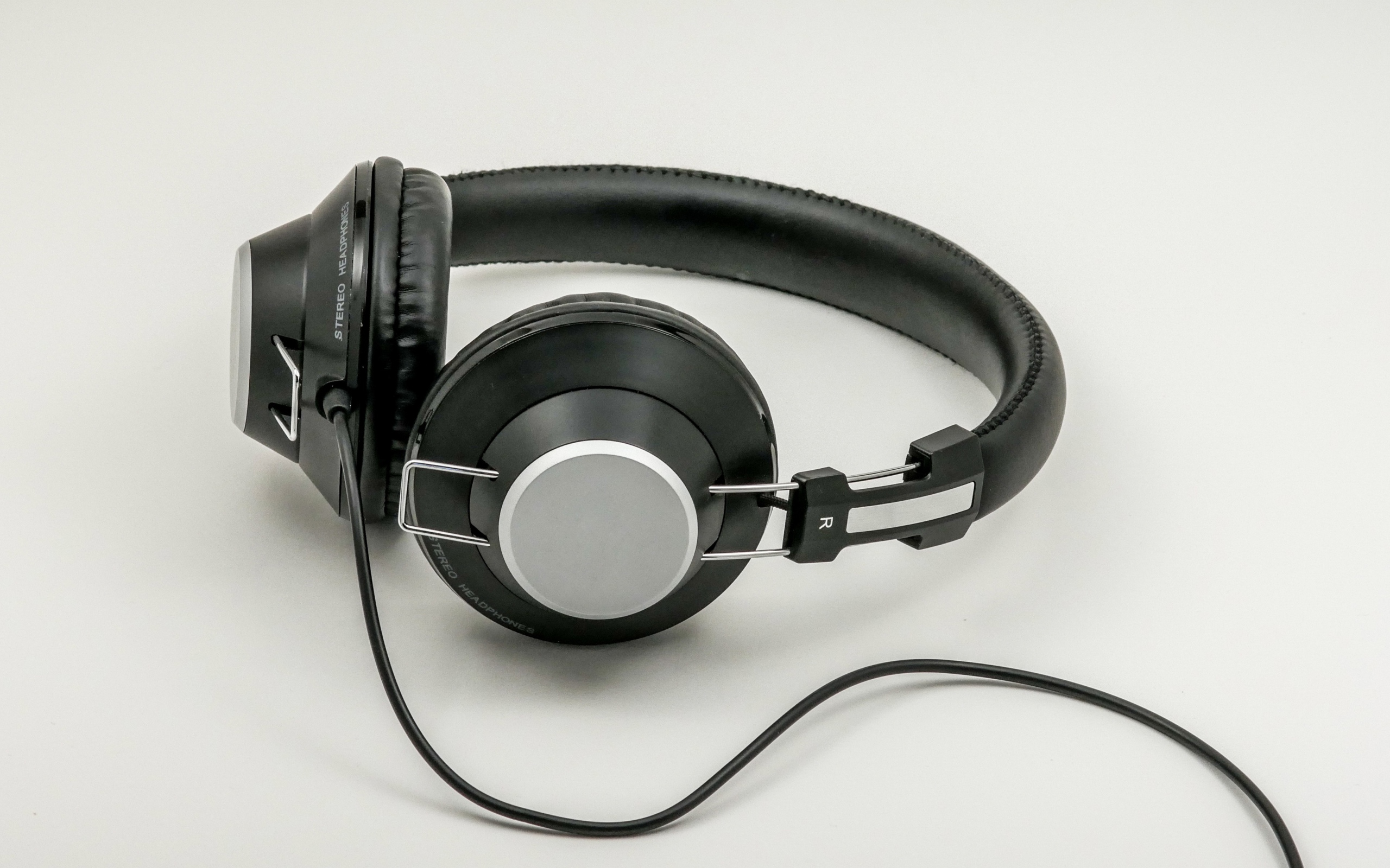 Большие черные наушники на сером фоне
