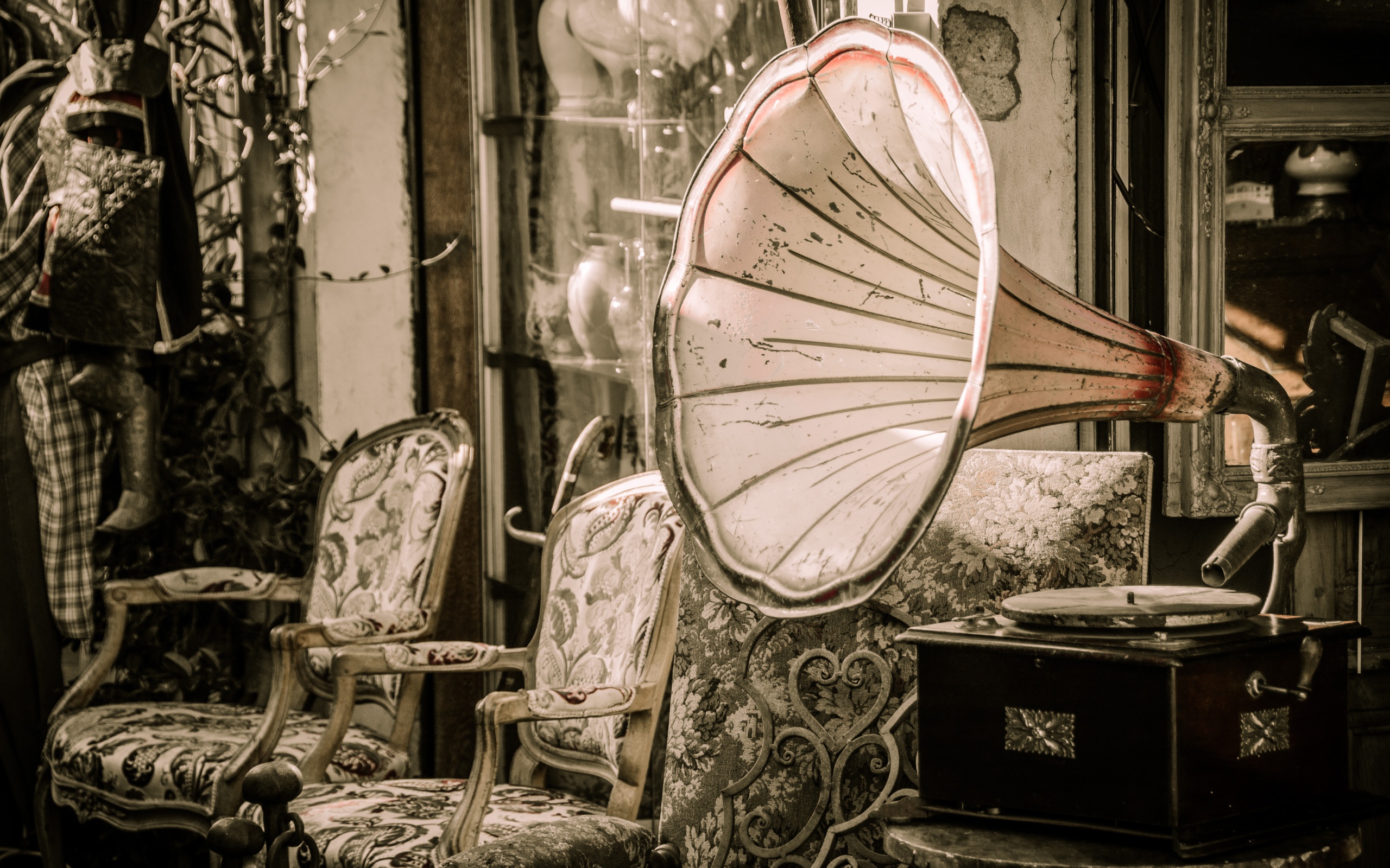 Большой старый граммофон в комнате со стульями