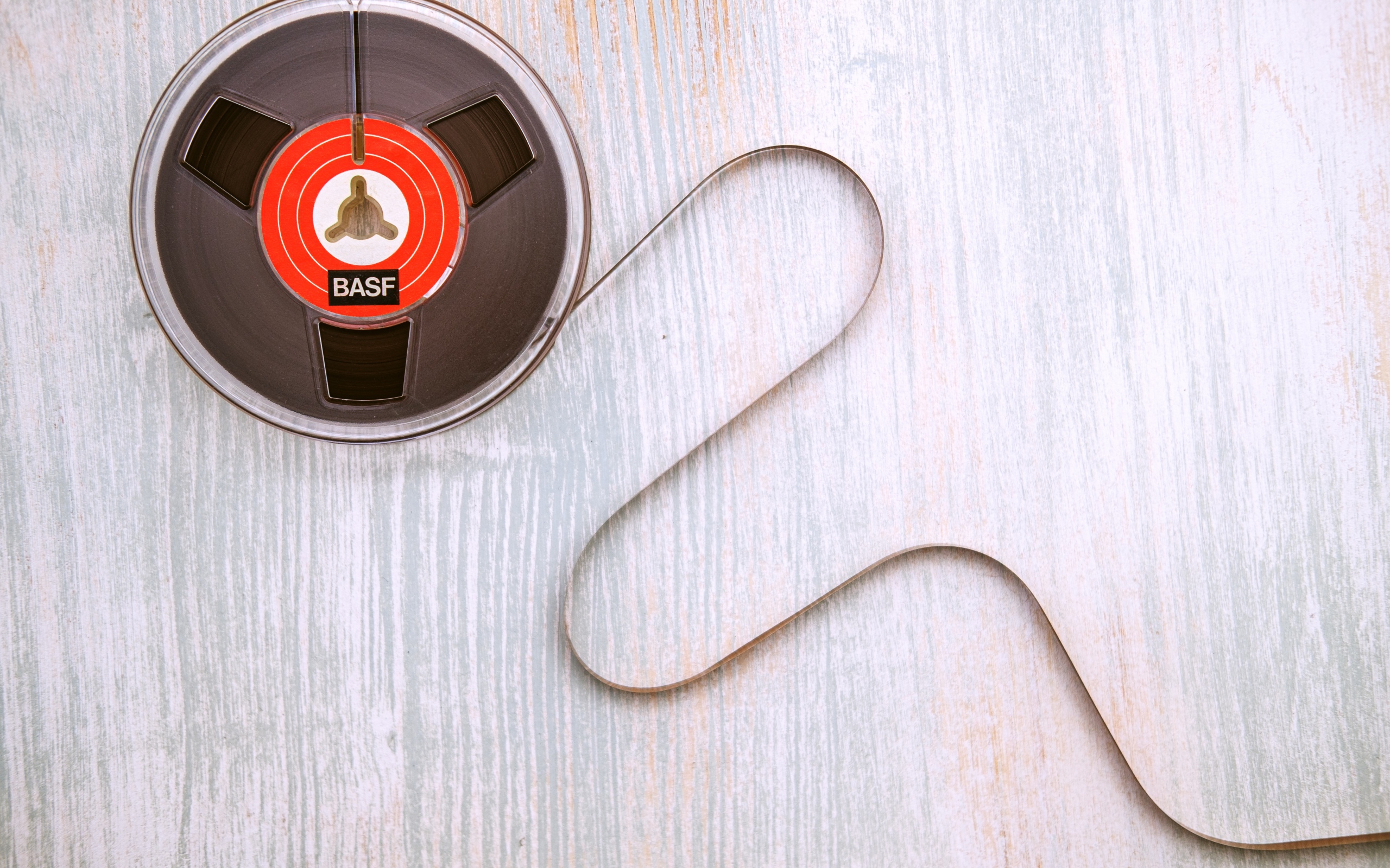 Старая катушка бобины с пленкой на столе