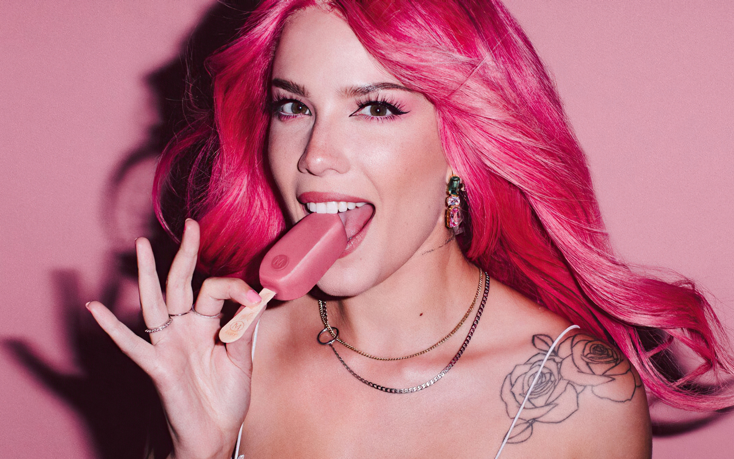Певица Halsey Magnum с розовыми волосами с мороженым в руке