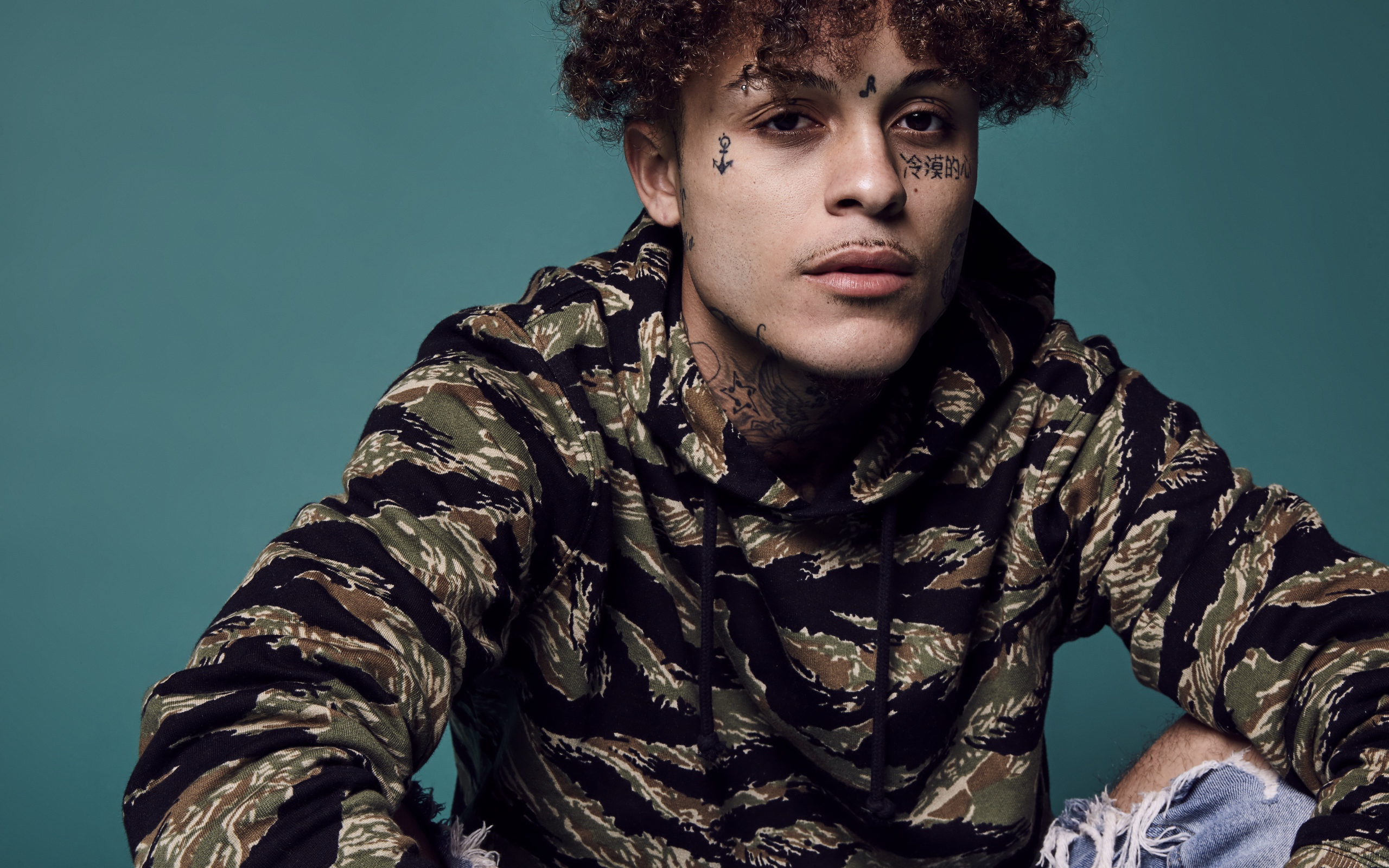 Молодой американский рэпер Lil Skies с татуировками на теле