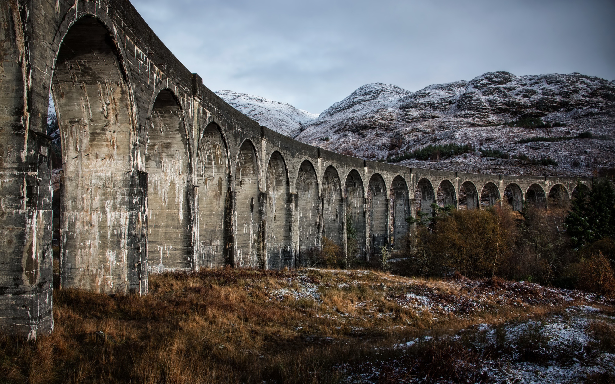 Мост акведук на фоне гор 