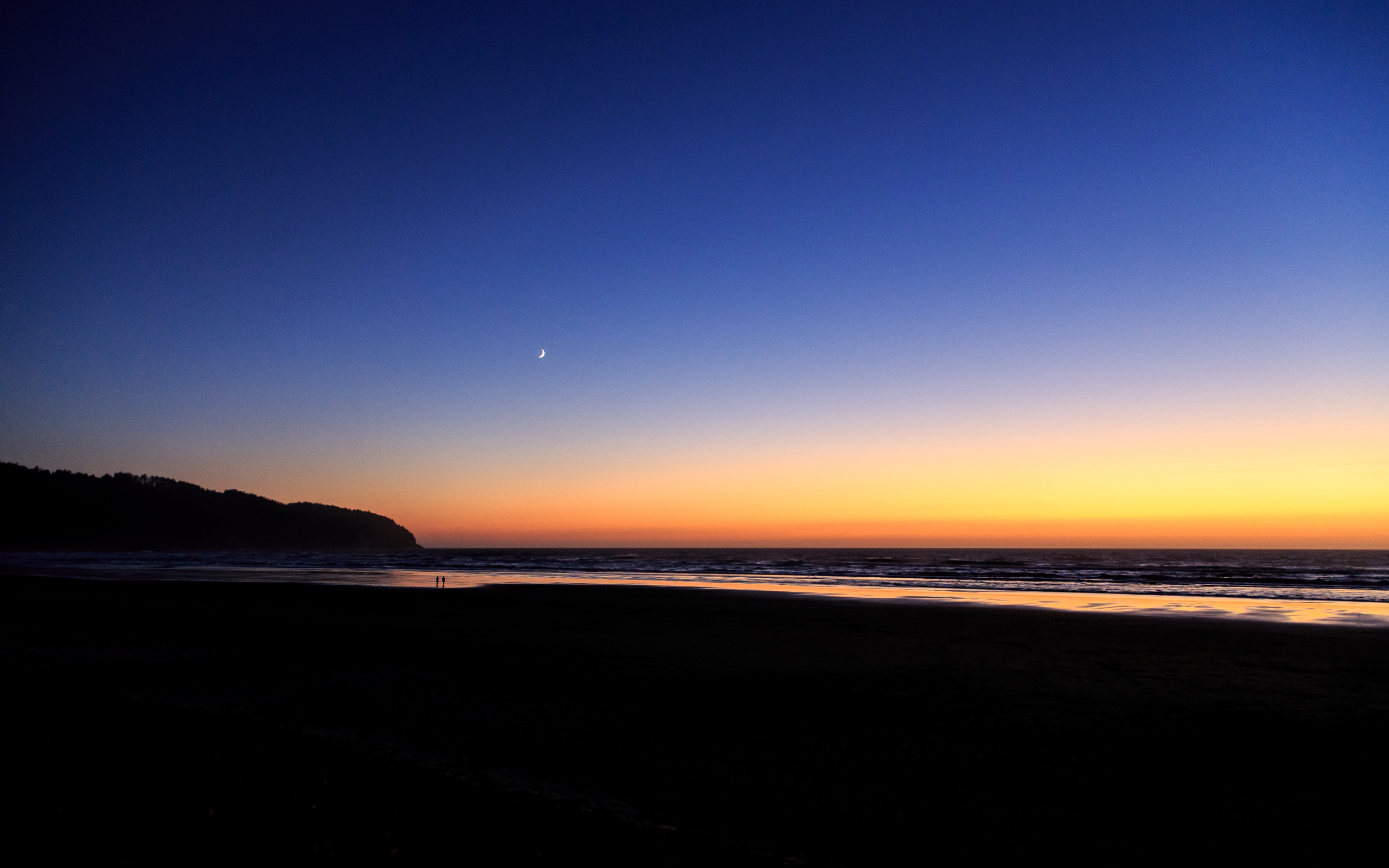 Спокойное море на закате солнца под голубым небом